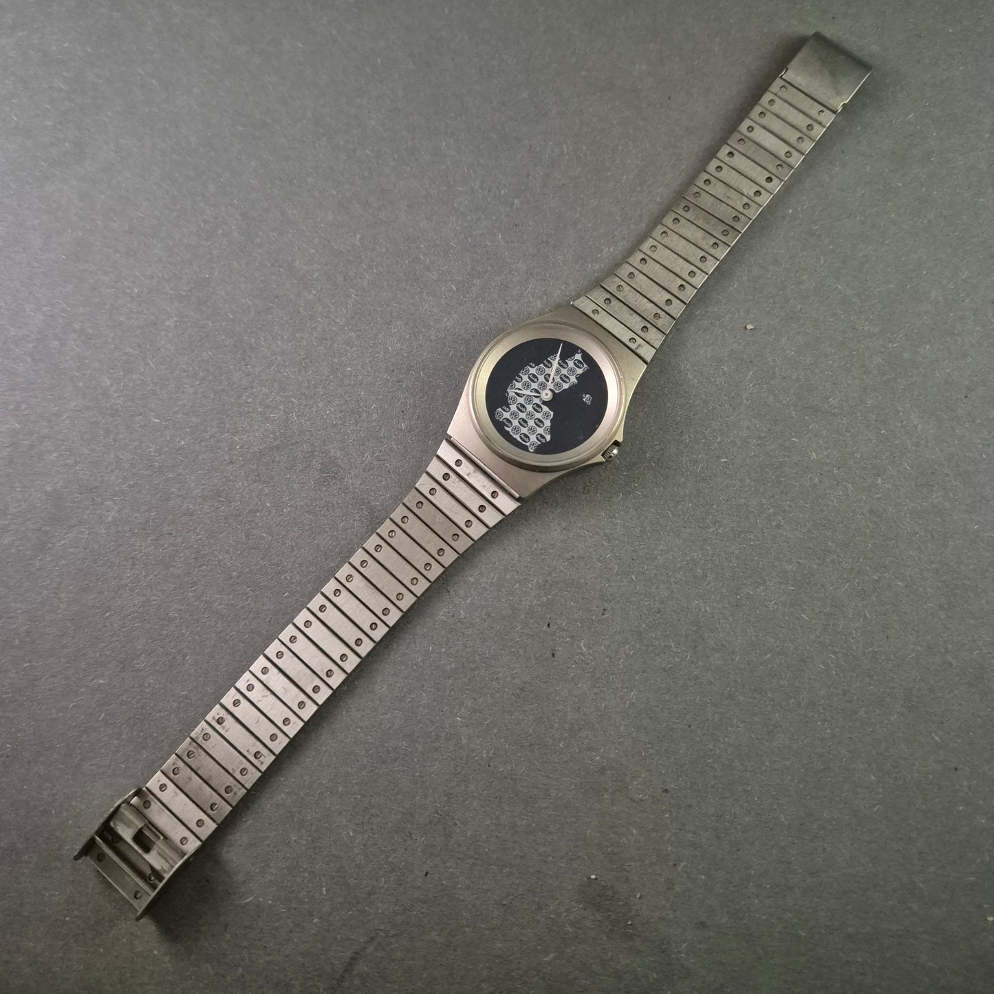 Seltene Audi & VW Sammleruhr – Edelstahlarmband mit einzigartigem Logo-Design