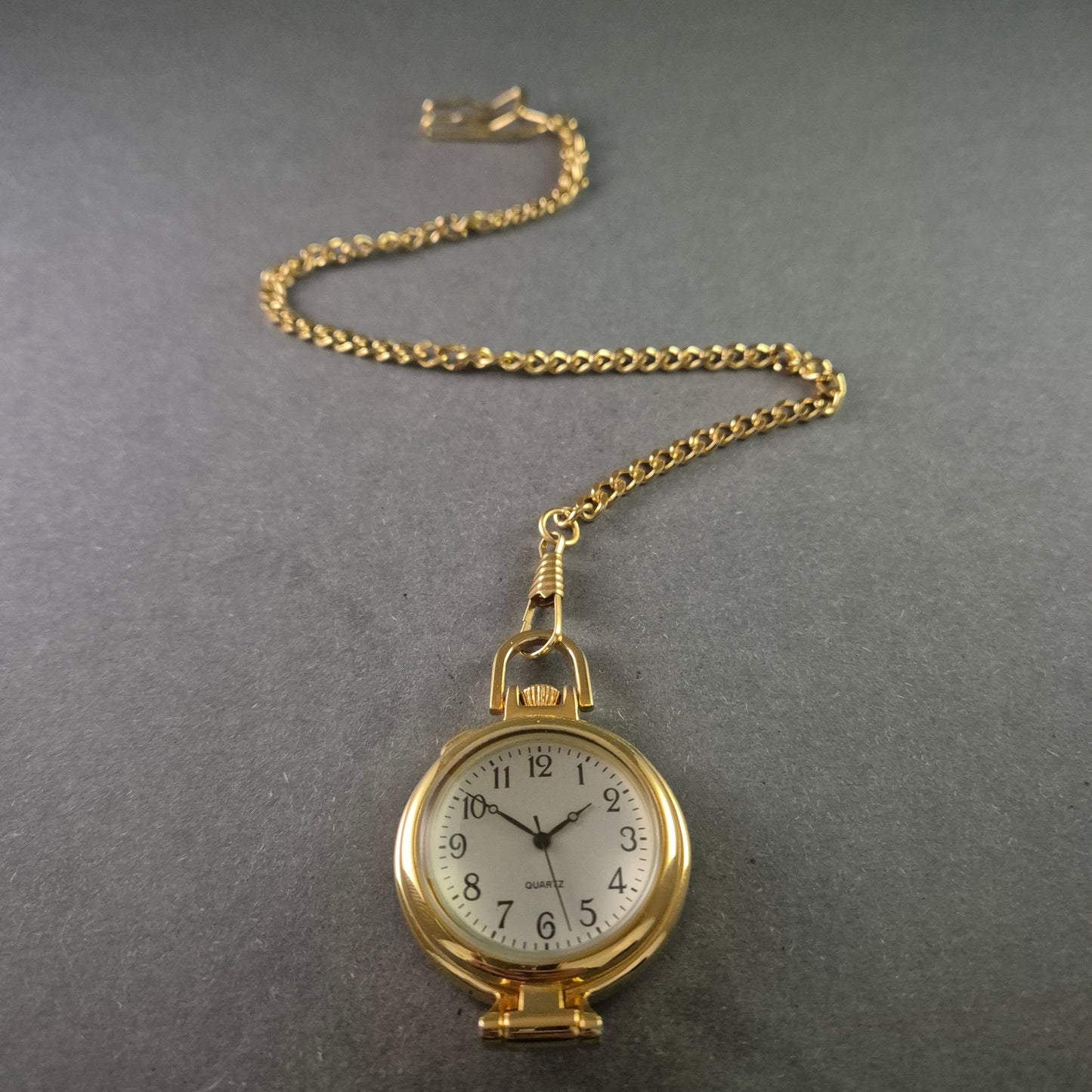 Elegante Goldene Taschenuhr – Klassisches Design mit Kette