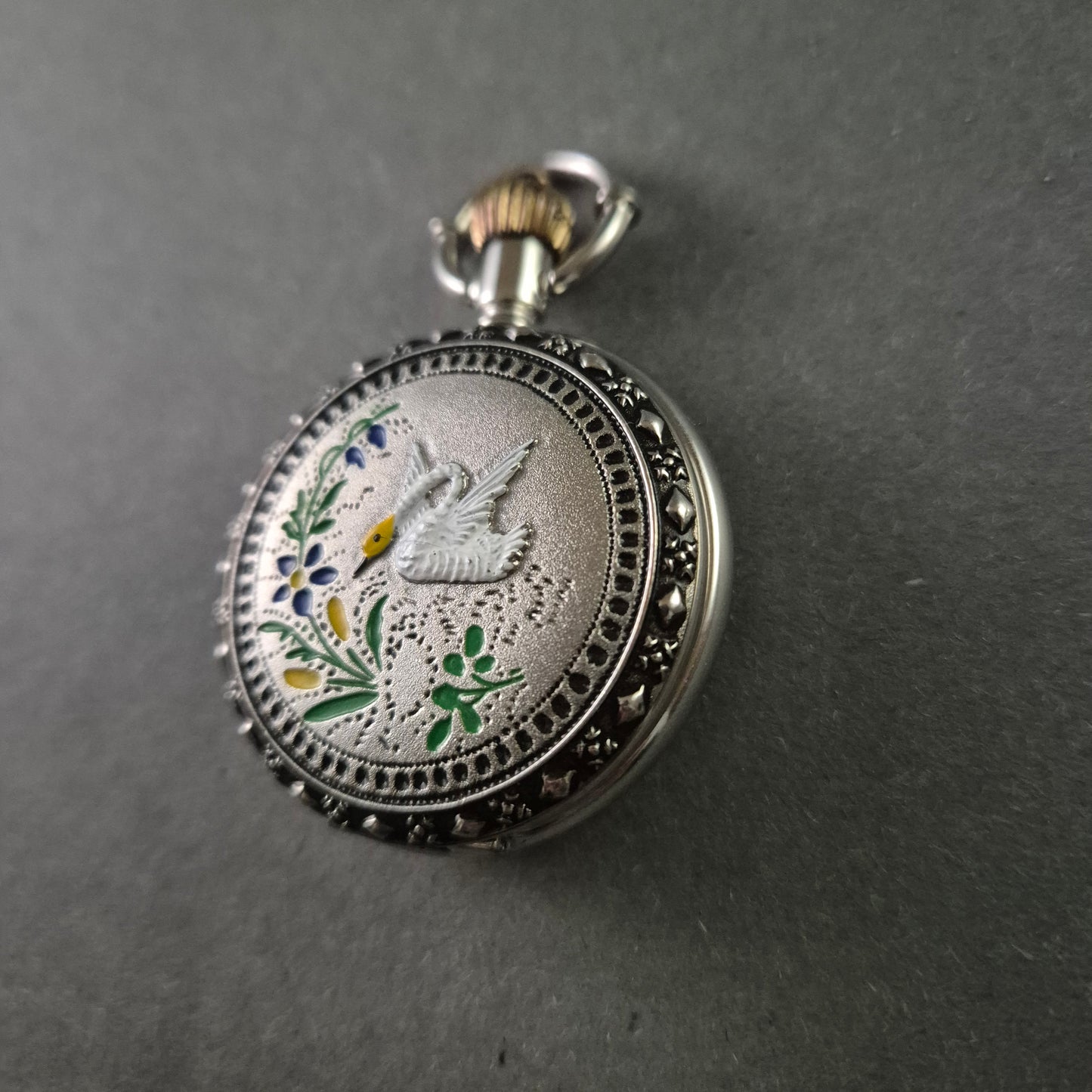 Antike Silberne Taschenuhr – Elegantes Schwan-Design mit Klappdeckel