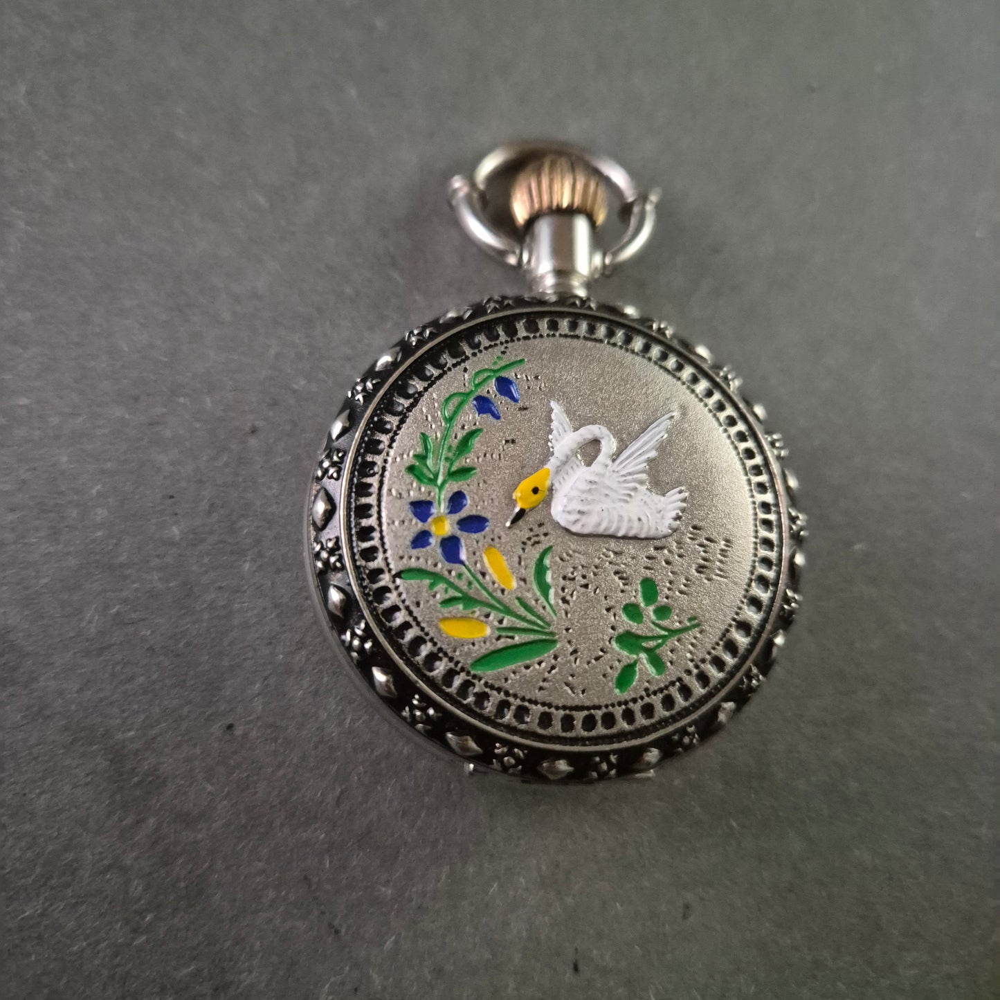 Antike Silberne Taschenuhr – Elegantes Schwan-Design mit Klappdeckel