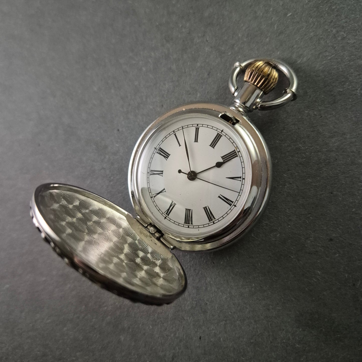 Antike Silberne Taschenuhr – Elegantes Schwan-Design mit Klappdeckel