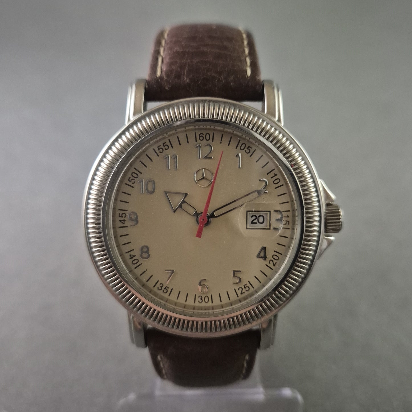 Mercedes-Benz Herrenarmbanduhr – Klassisches Design mit Lederarmband