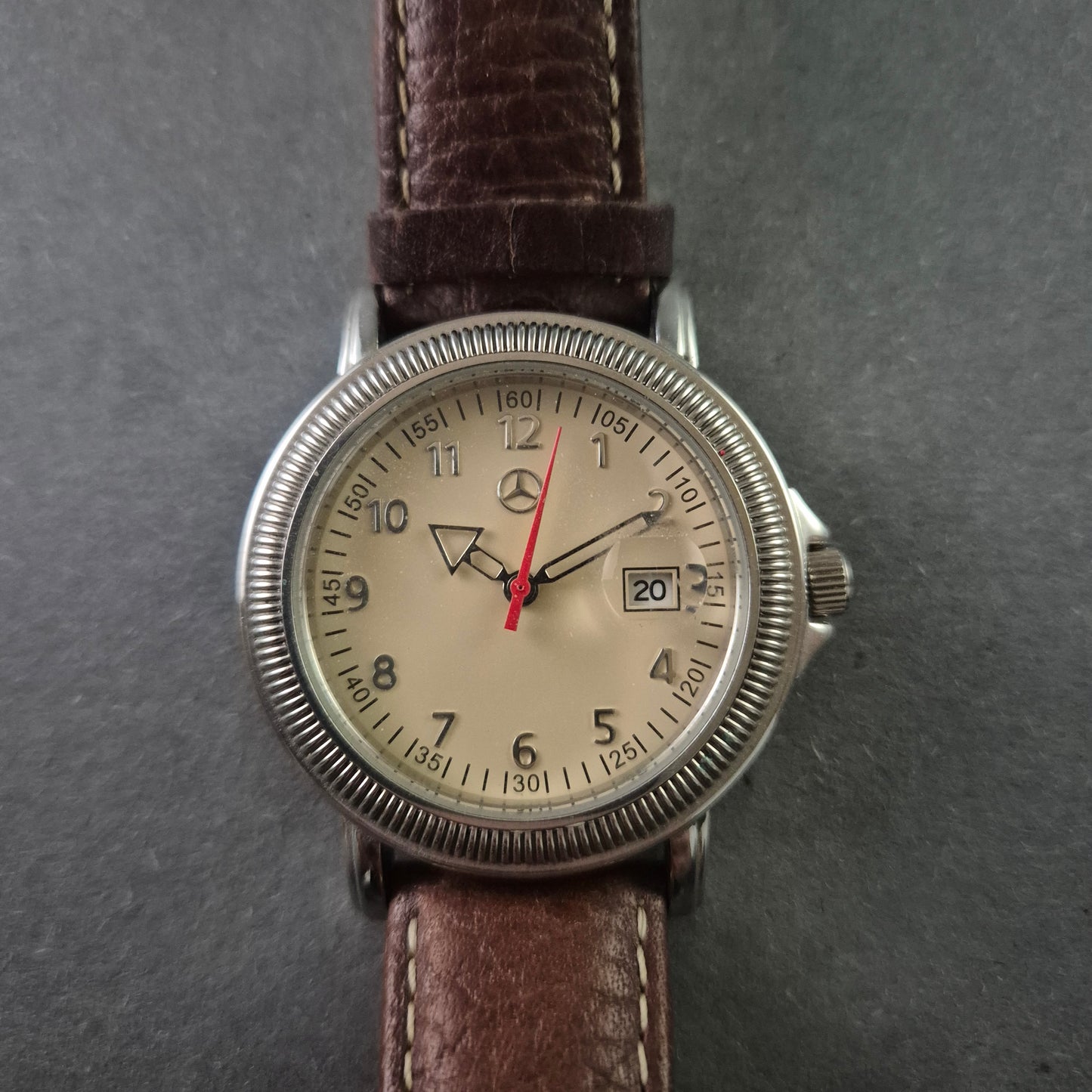 Mercedes-Benz Herrenarmbanduhr – Klassisches Design mit Lederarmband