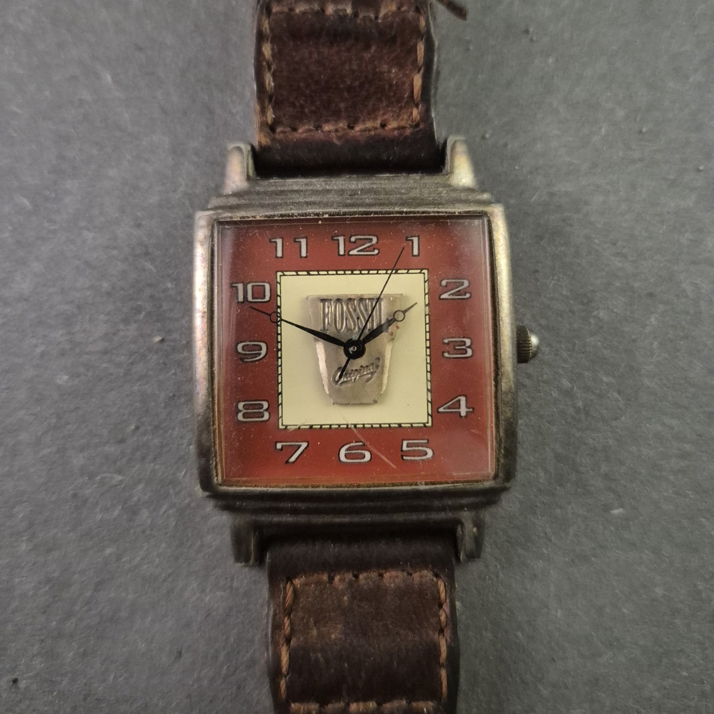 Fossil Herrenarmbanduhr – Retro-Design mit geflochtenem Lederarmband