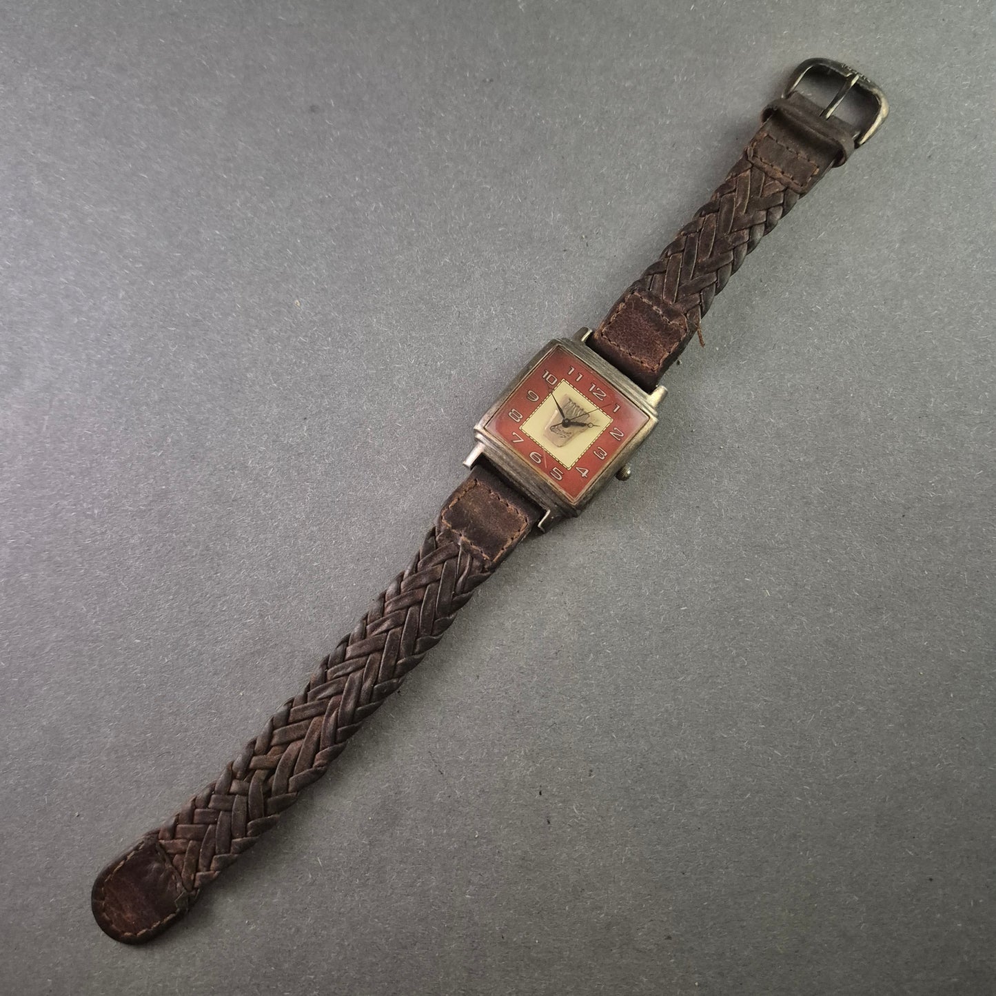 Fossil Herrenarmbanduhr – Retro-Design mit geflochtenem Lederarmband