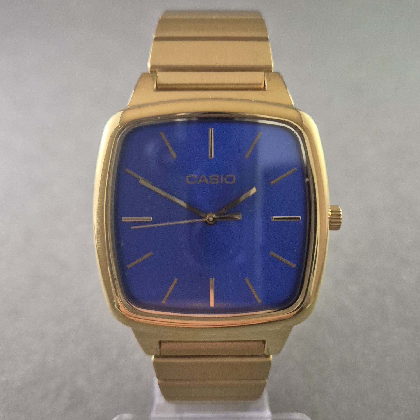 Casio Herrenarmbanduhr – Goldene Eleganz mit blauem Zifferblatt