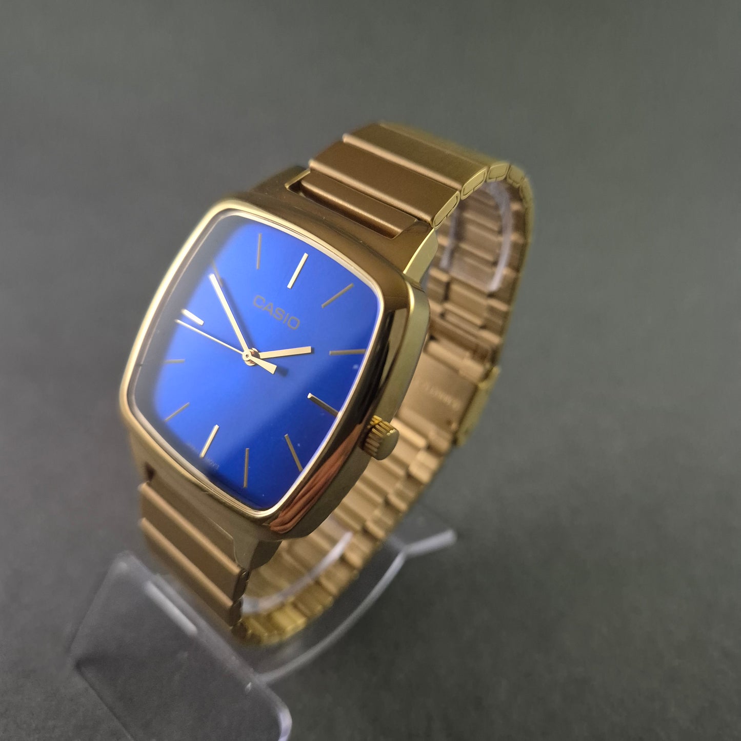 Casio Herrenarmbanduhr – Goldene Eleganz mit blauem Zifferblatt