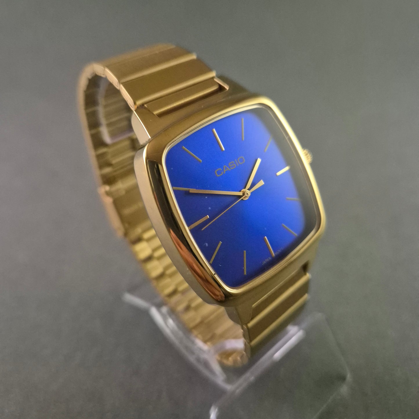 Casio Herrenarmbanduhr – Goldene Eleganz mit blauem Zifferblatt