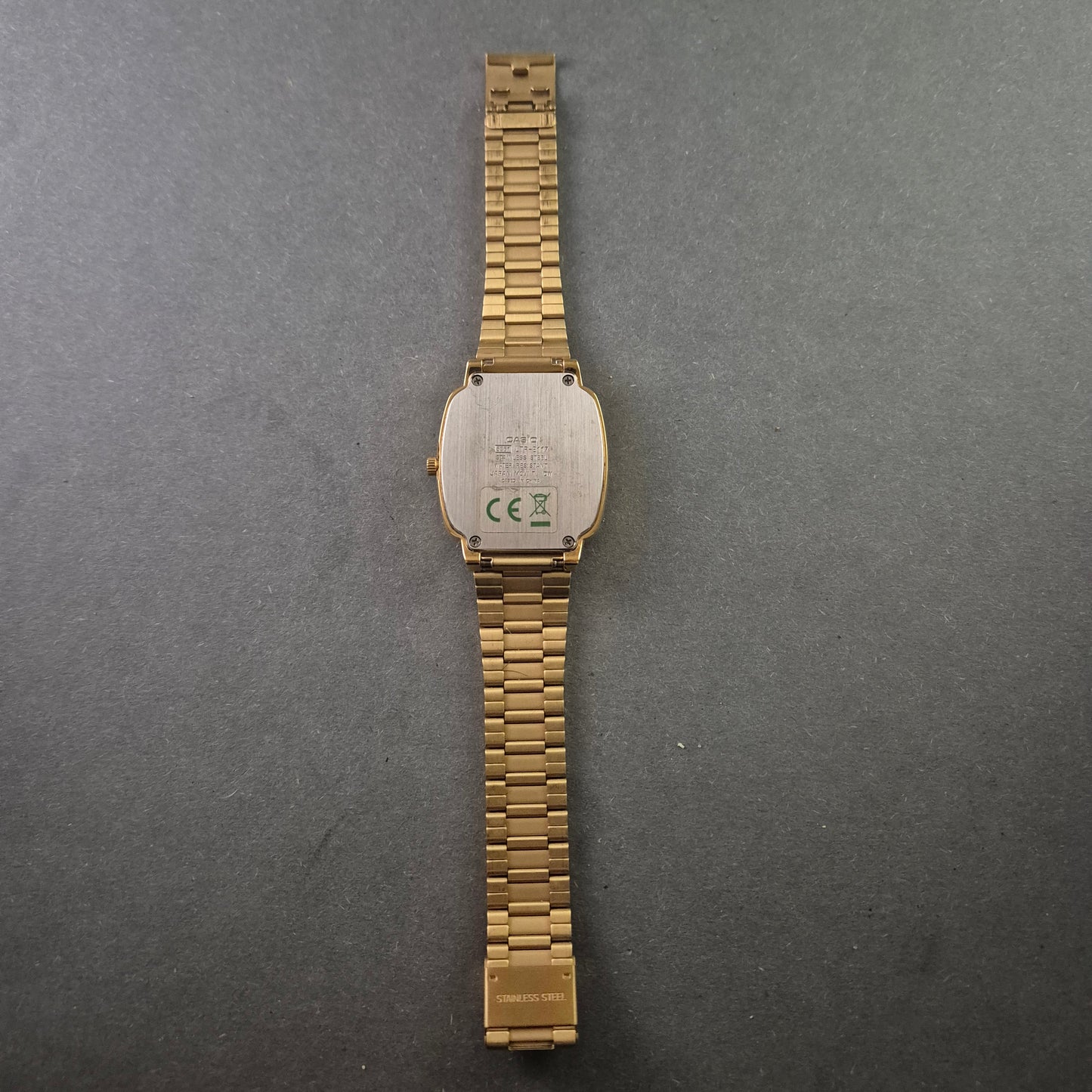 Casio Herrenarmbanduhr – Goldene Eleganz mit blauem Zifferblatt