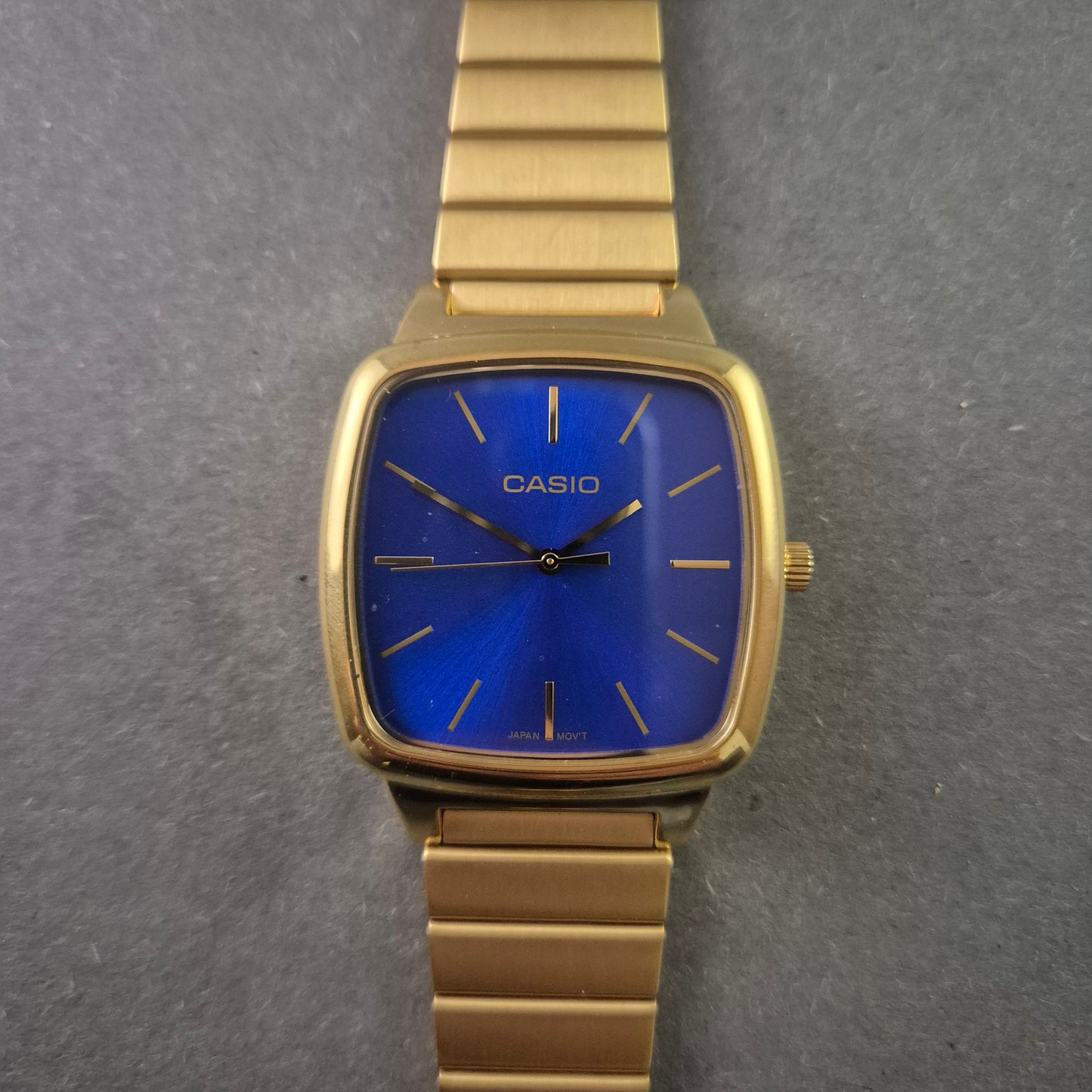 Casio Herrenarmbanduhr – Goldene Eleganz mit blauem Zifferblatt