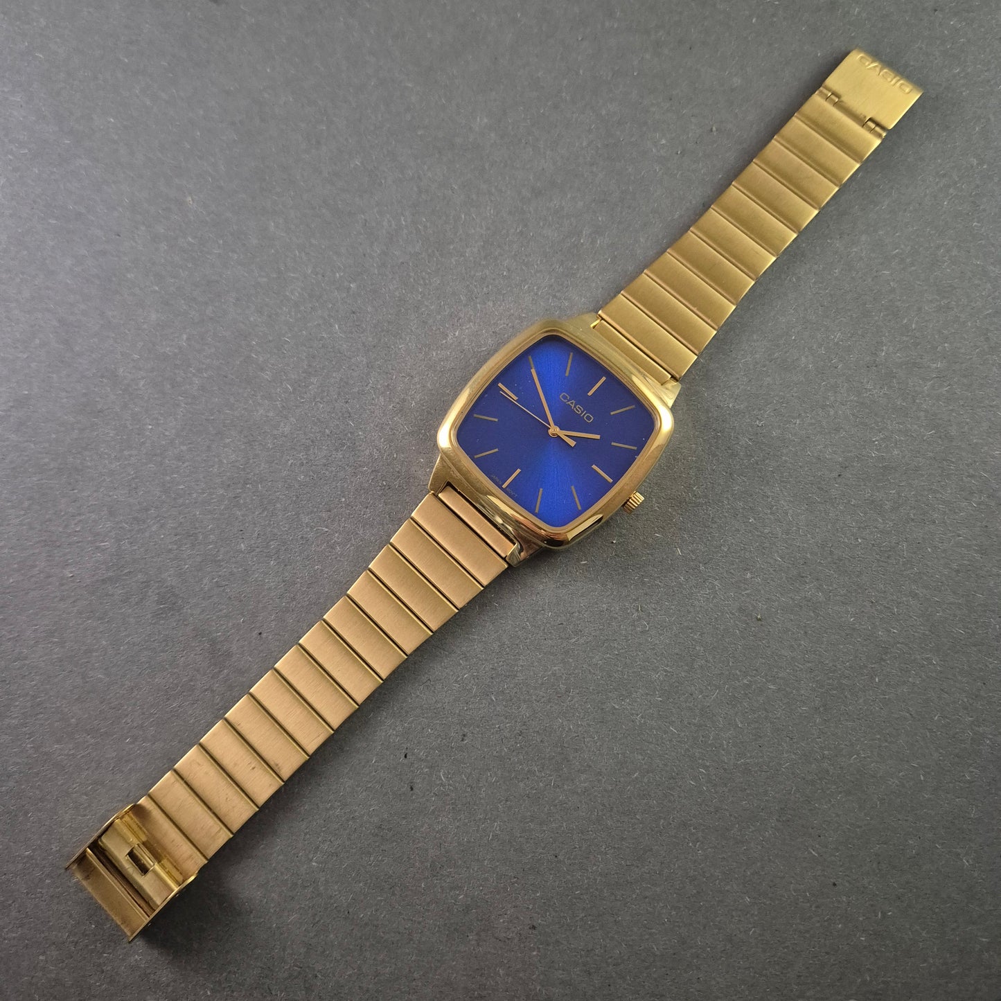 Casio Herrenarmbanduhr – Goldene Eleganz mit blauem Zifferblatt