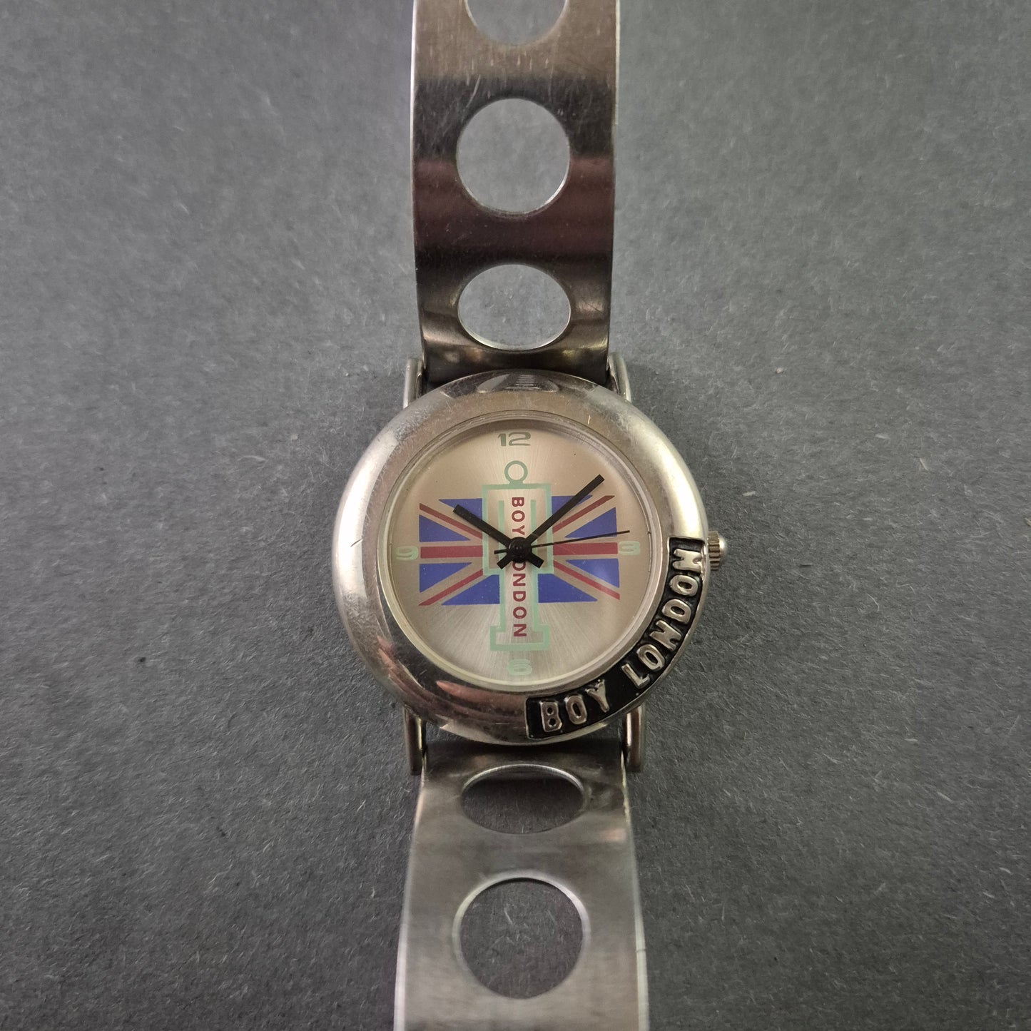 Boy London Armbanduhr – Trendiges Design mit Edelstahlarmband