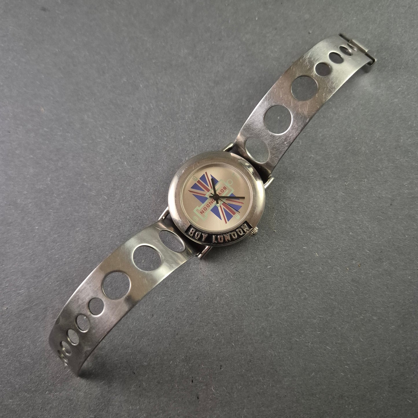 Boy London Armbanduhr – Trendiges Design mit Edelstahlarmband