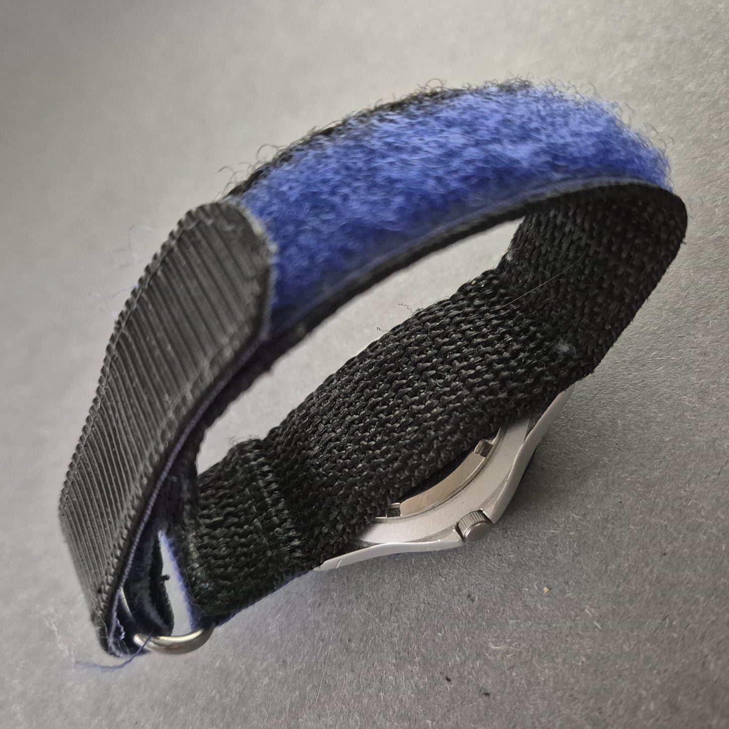 Sportliche Herrenarmbanduhr – Robustes Design mit Klettverschluss