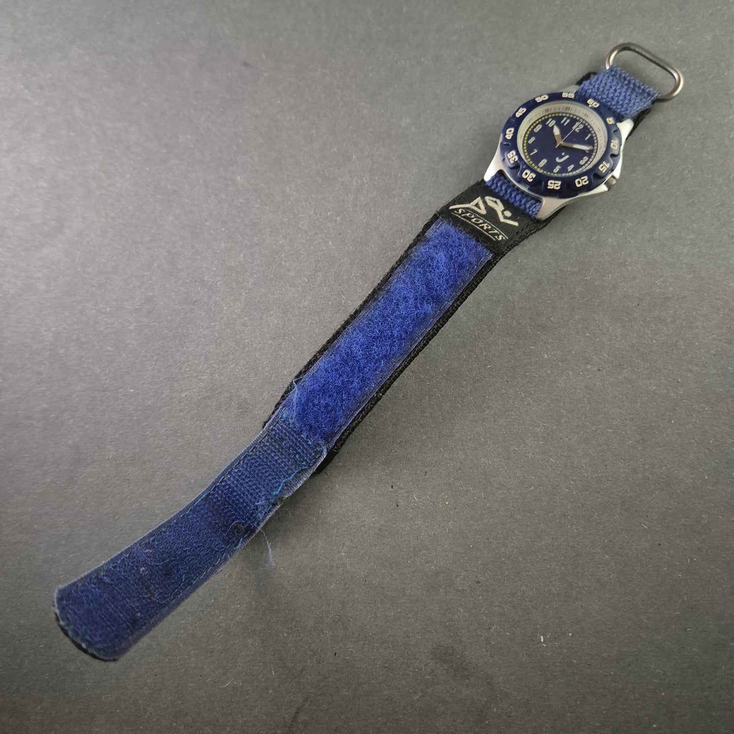 Sportliche Herrenarmbanduhr – Robustes Design mit Klettverschluss