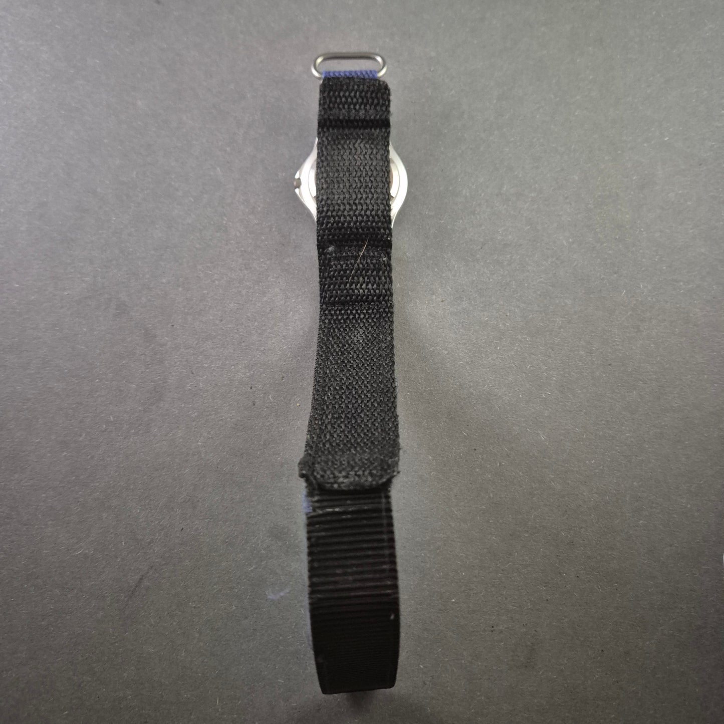 Sportliche Herrenarmbanduhr – Robustes Design mit Klettverschluss