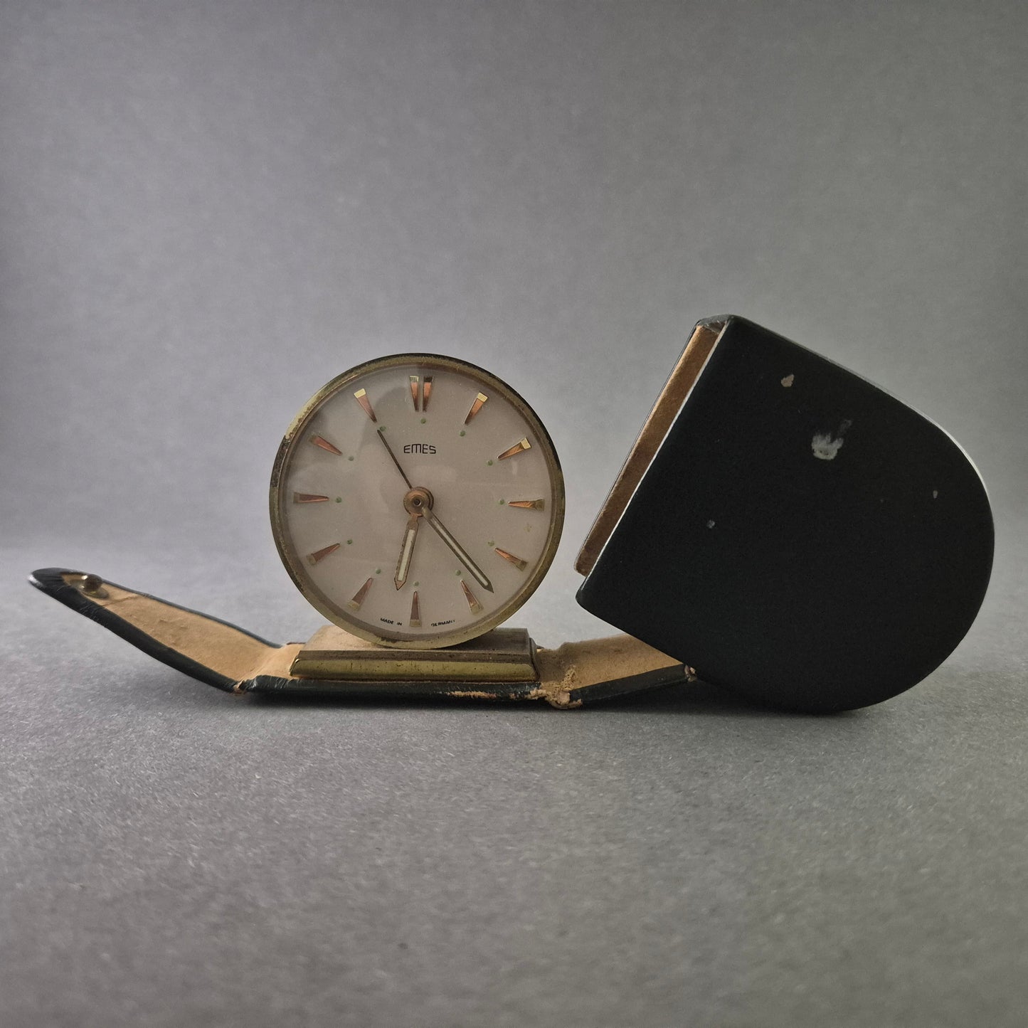 EMES Vintage Reisewecker – Elegantes Design mit Klappetui