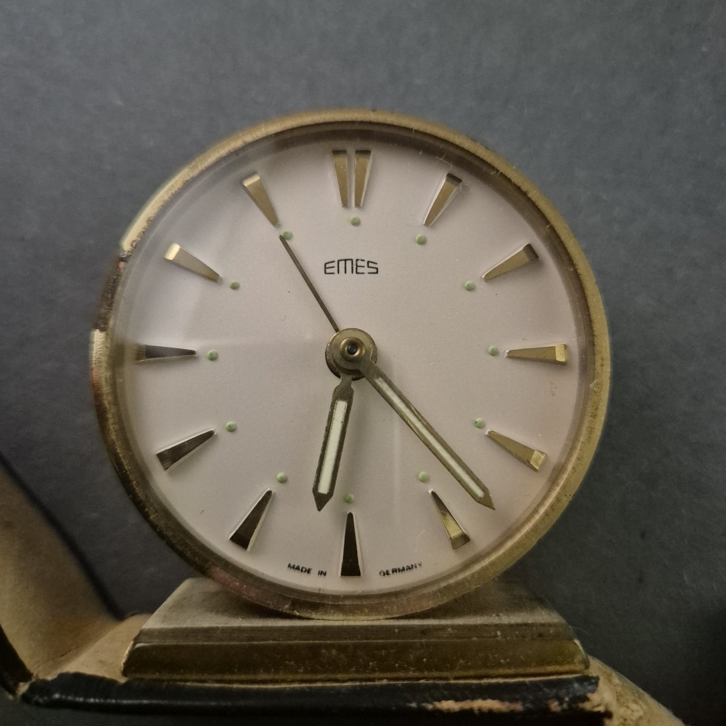 EMES Vintage Reisewecker – Elegantes Design mit Klappetui