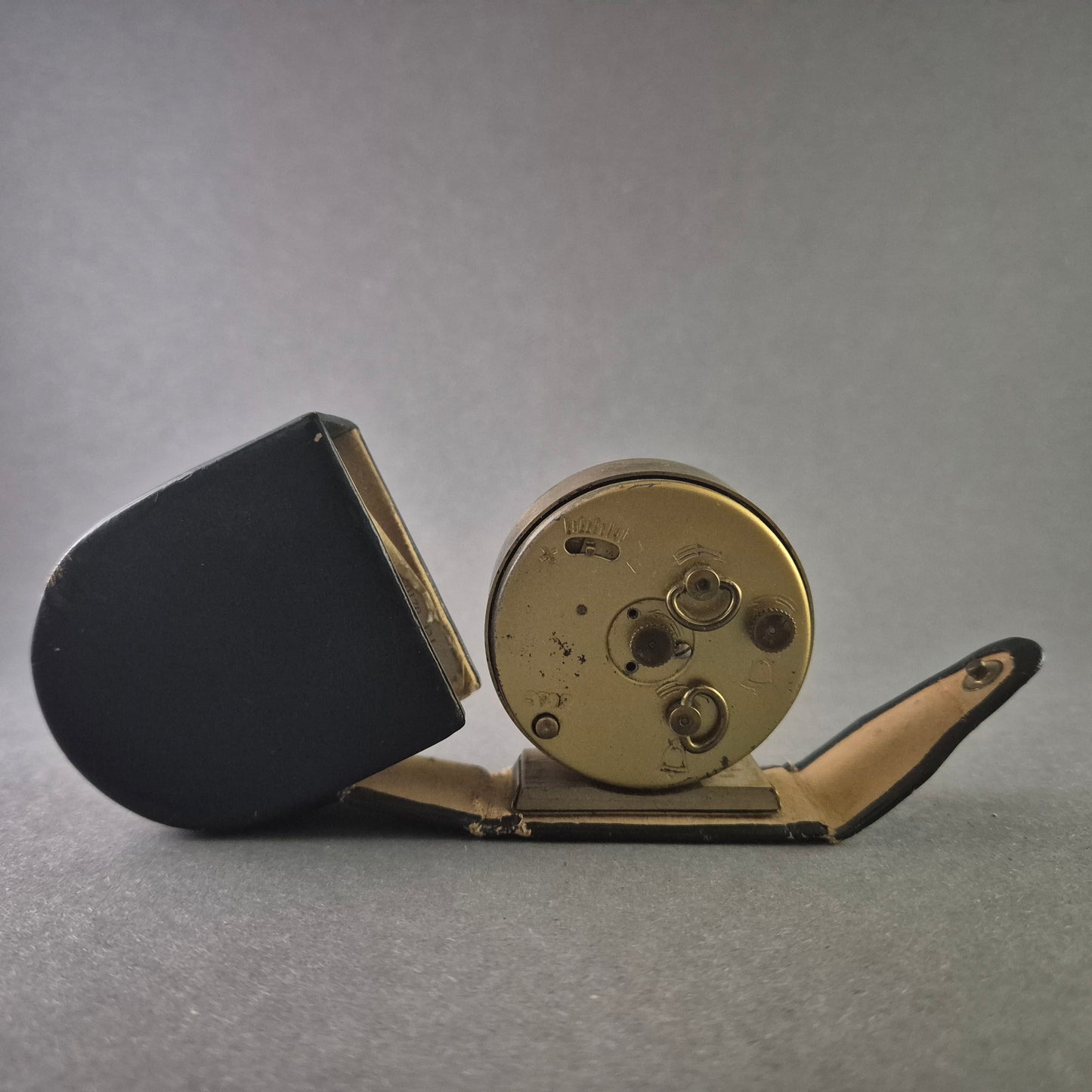 EMES Vintage Reisewecker – Elegantes Design mit Klappetui