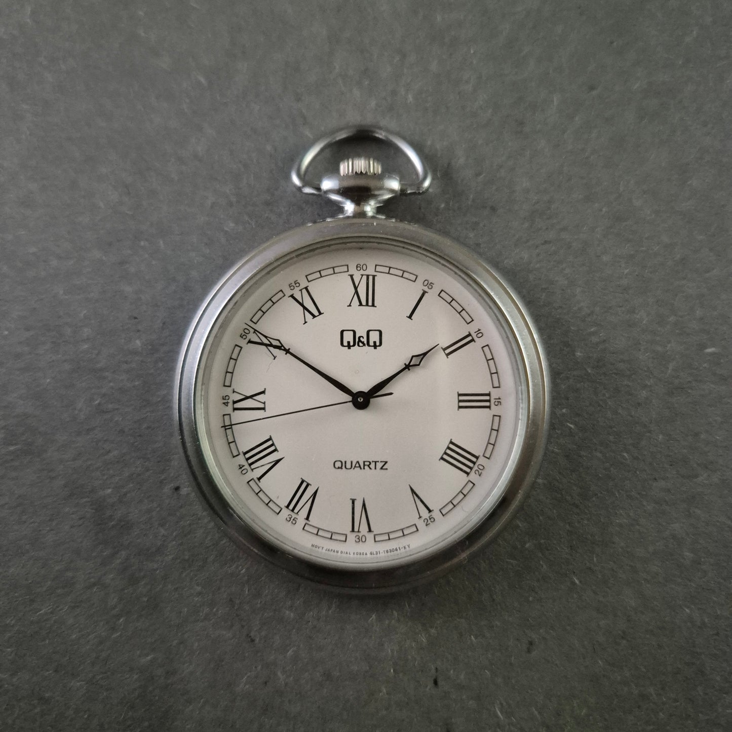Q&Q Klassische Taschenuhr – Zeitlose Eleganz im Vintage-Stil