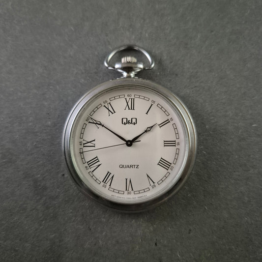 Q&Q Klassische Taschenuhr – Zeitlose Eleganz im Vintage-Stil