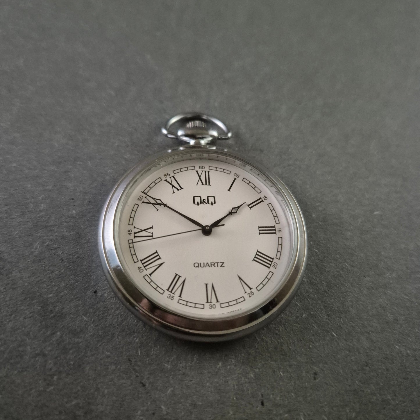 Q&Q Klassische Taschenuhr – Zeitlose Eleganz im Vintage-Stil