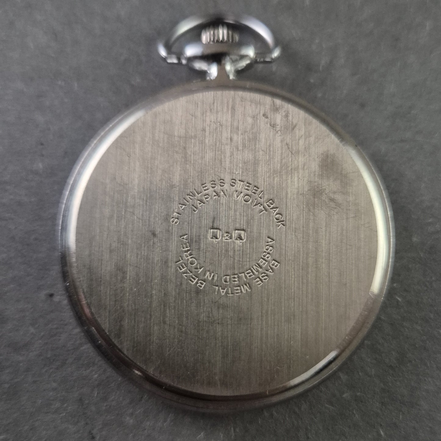 Q&Q Klassische Taschenuhr – Zeitlose Eleganz im Vintage-Stil