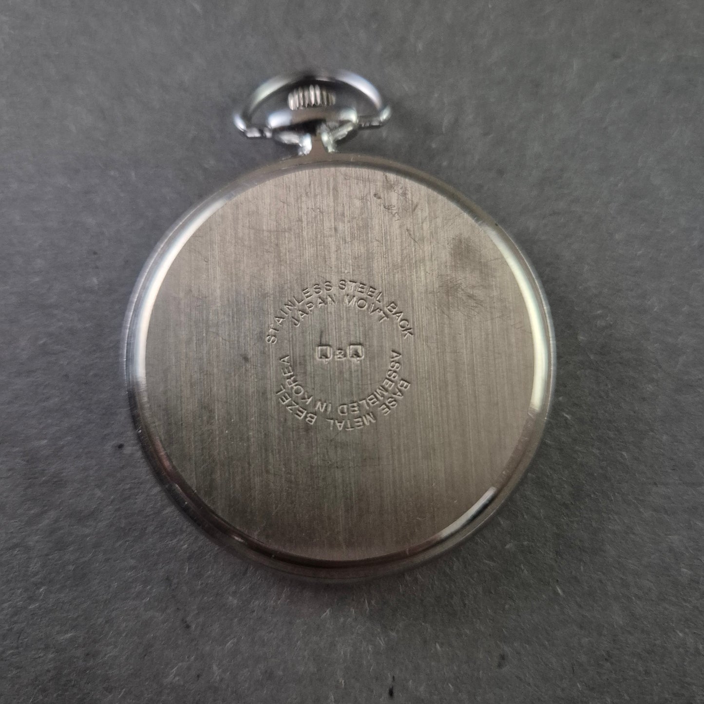 Q&Q Klassische Taschenuhr – Zeitlose Eleganz im Vintage-Stil