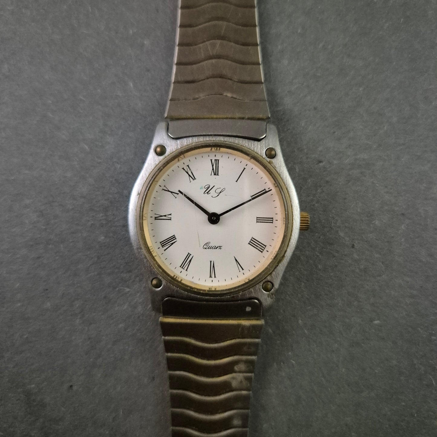 Klassische UG Quarzarmbanduhr – Eleganz mit römischen Ziffern