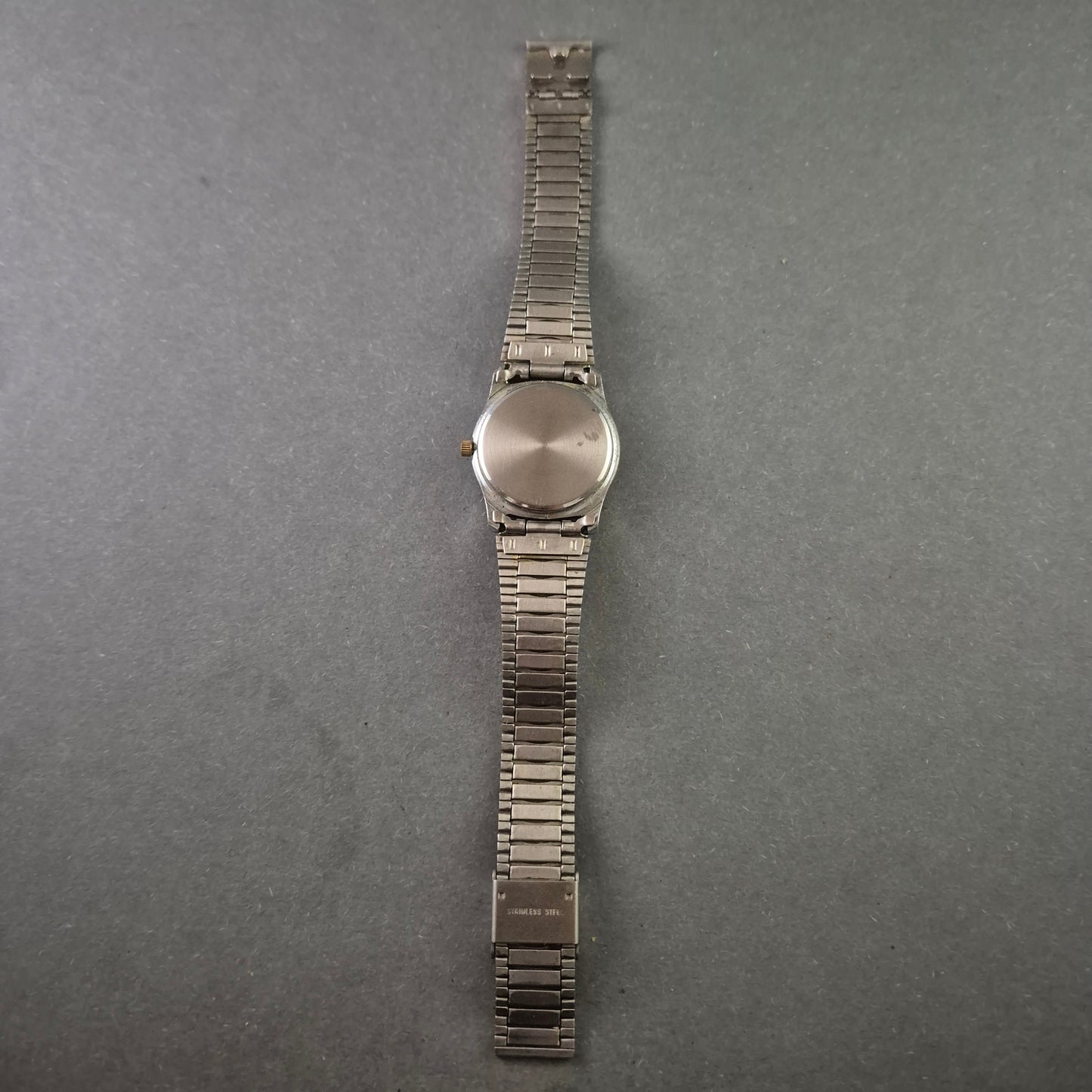 Klassische UG Quarzarmbanduhr – Eleganz mit römischen Ziffern