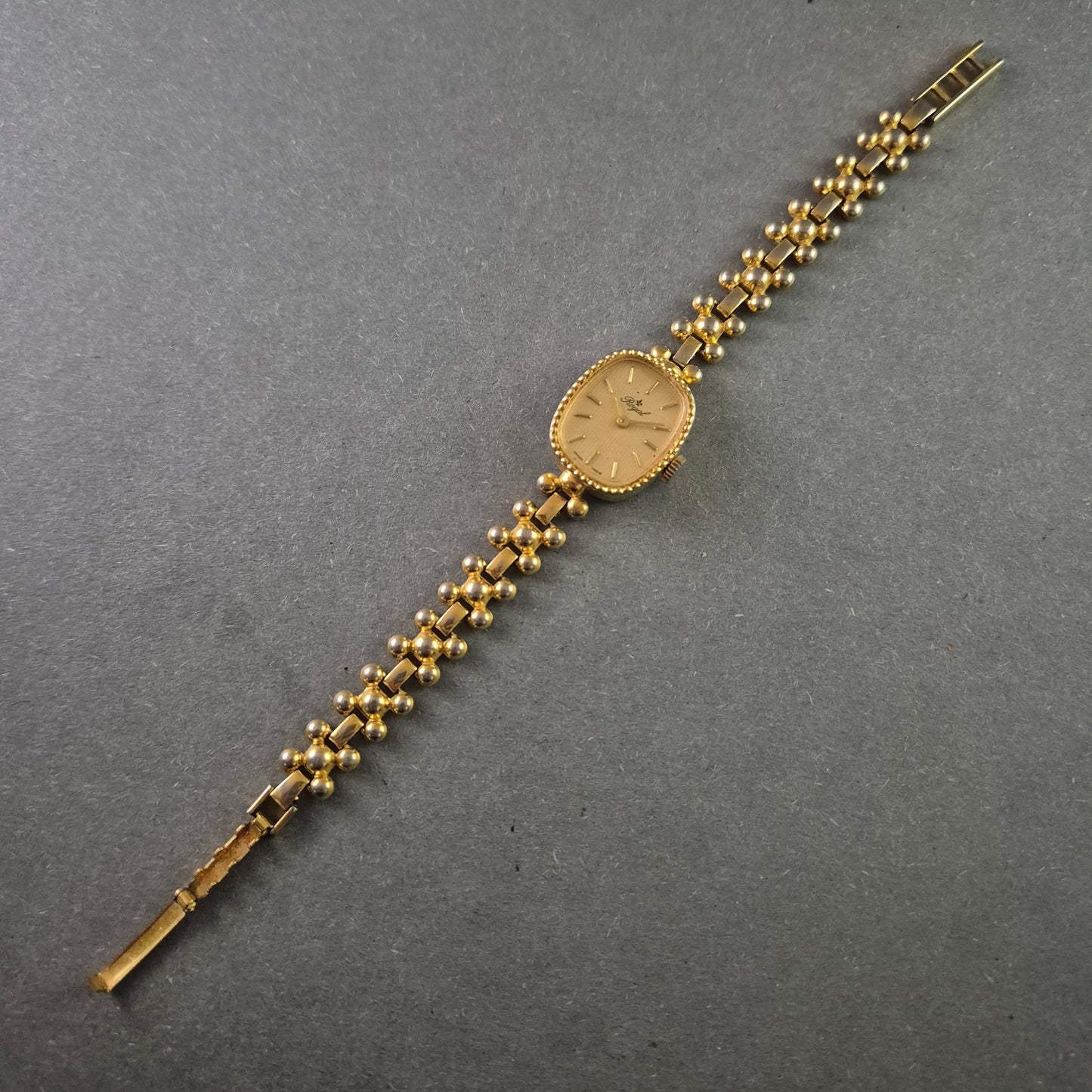 Elegante Royal Damenarmbanduhr – Goldfarbener Vintage-Look