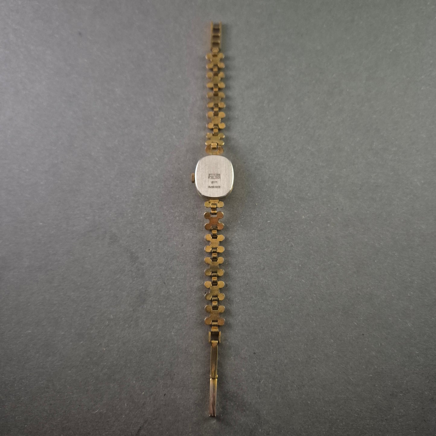 Elegante Royal Damenarmbanduhr – Goldfarbener Vintage-Look