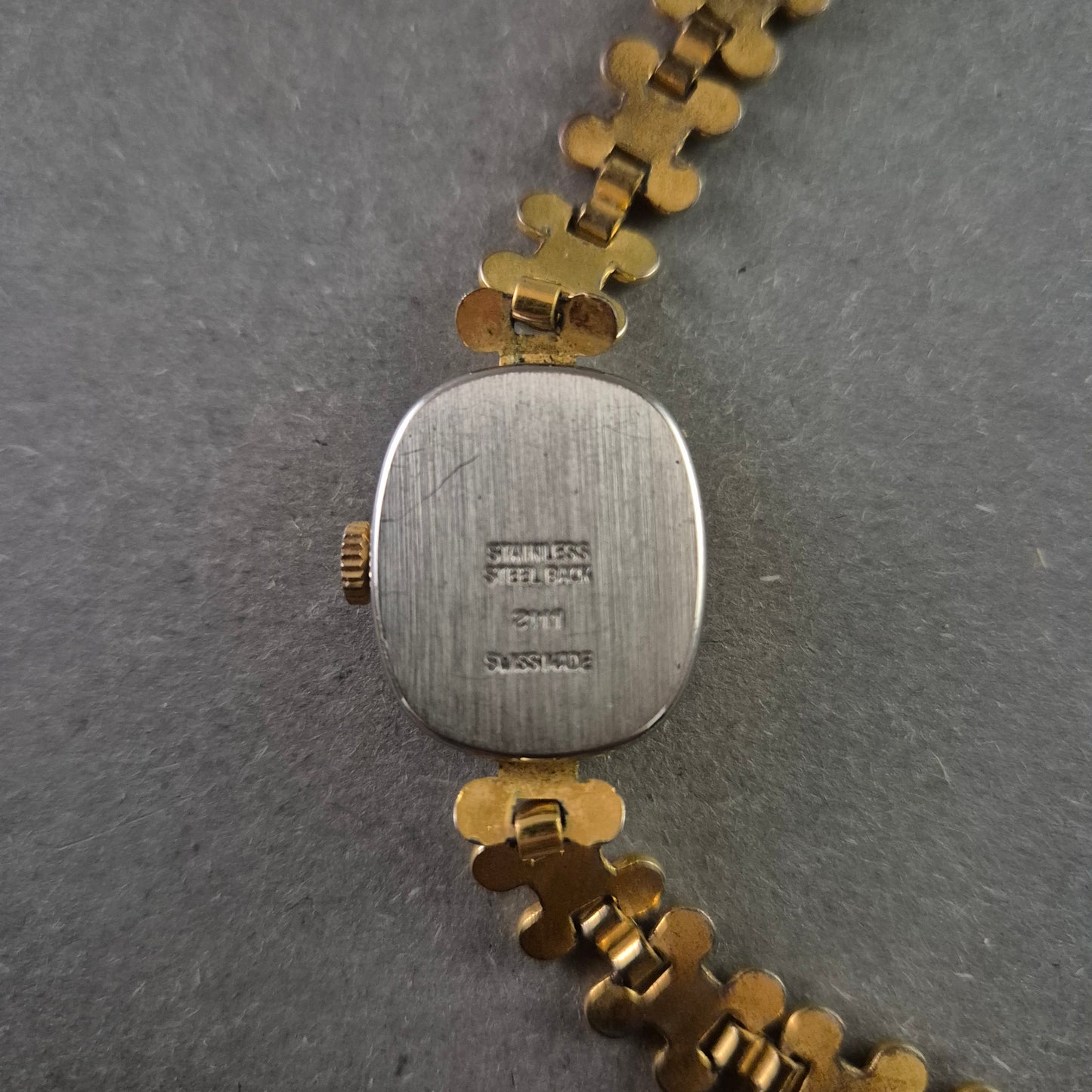 Elegante Royal Damenarmbanduhr – Goldfarbener Vintage-Look