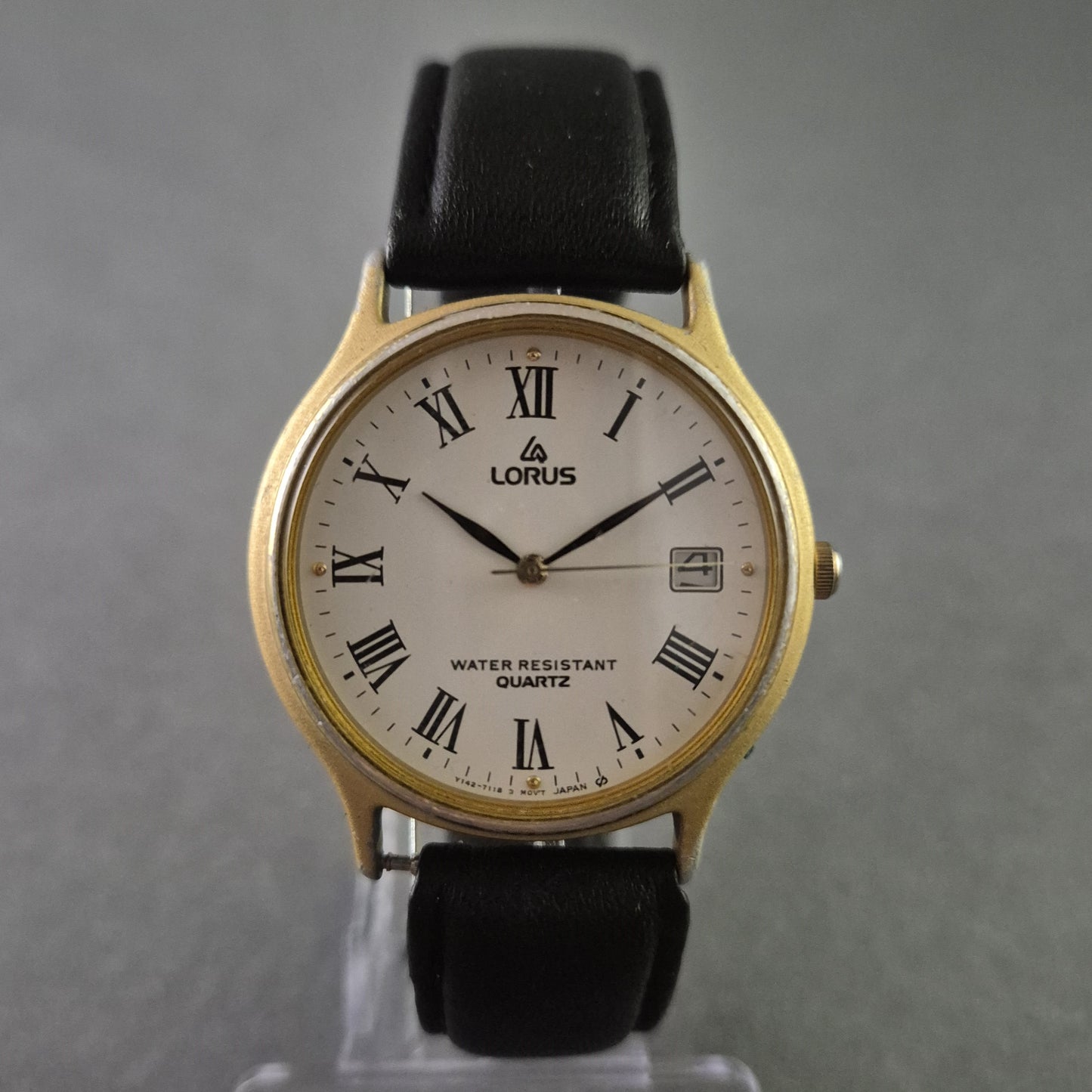 Klassische Lorus Herrenarmbanduhr – Elegantes Design mit römischen Ziffern