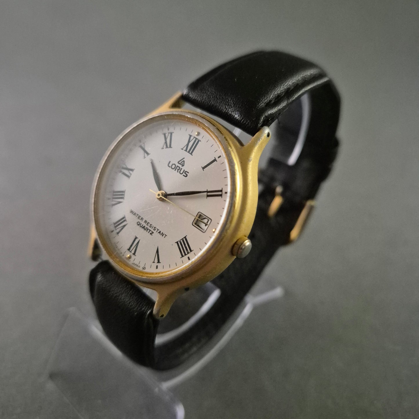 Klassische Lorus Herrenarmbanduhr – Elegantes Design mit römischen Ziffern