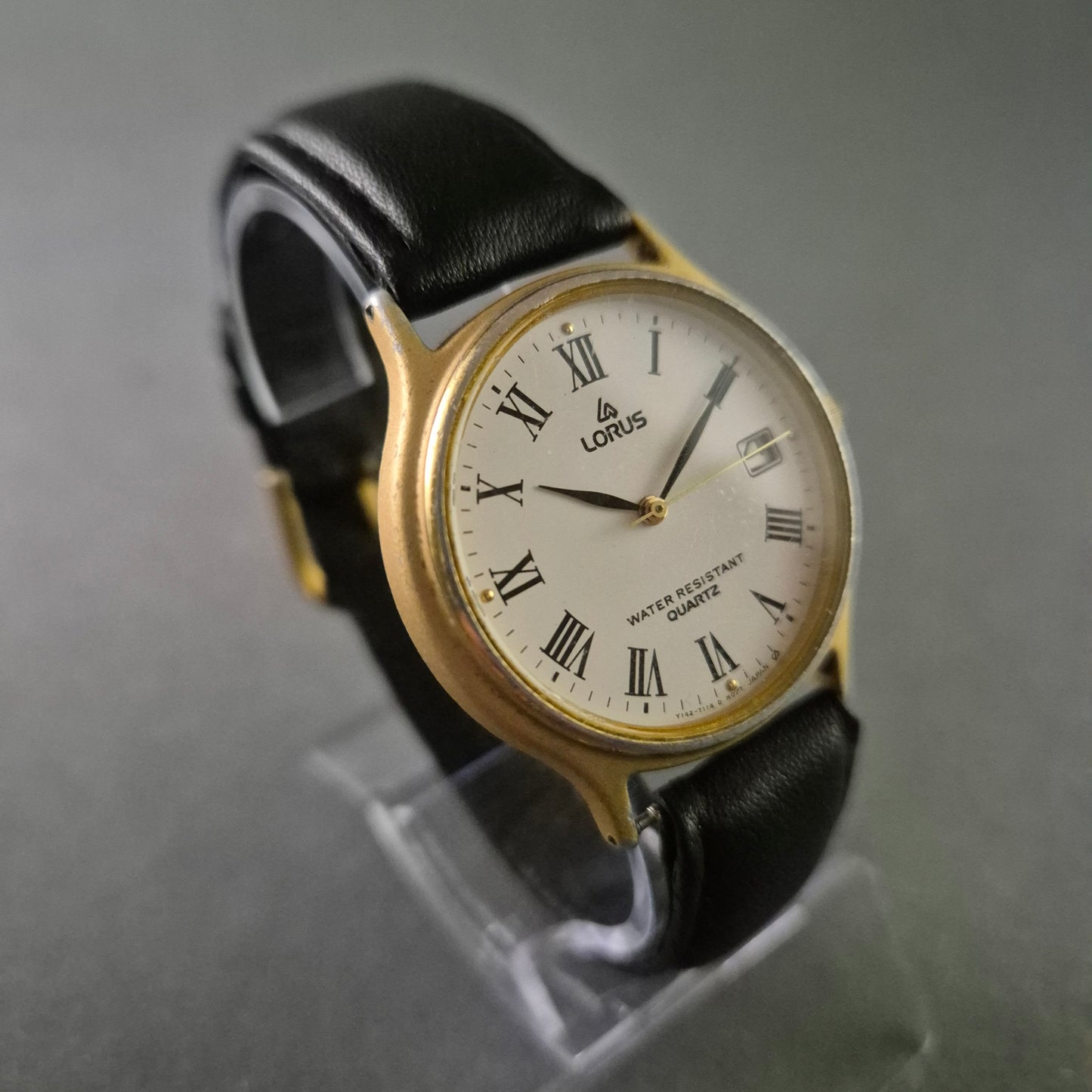 Klassische Lorus Herrenarmbanduhr – Elegantes Design mit römischen Ziffern