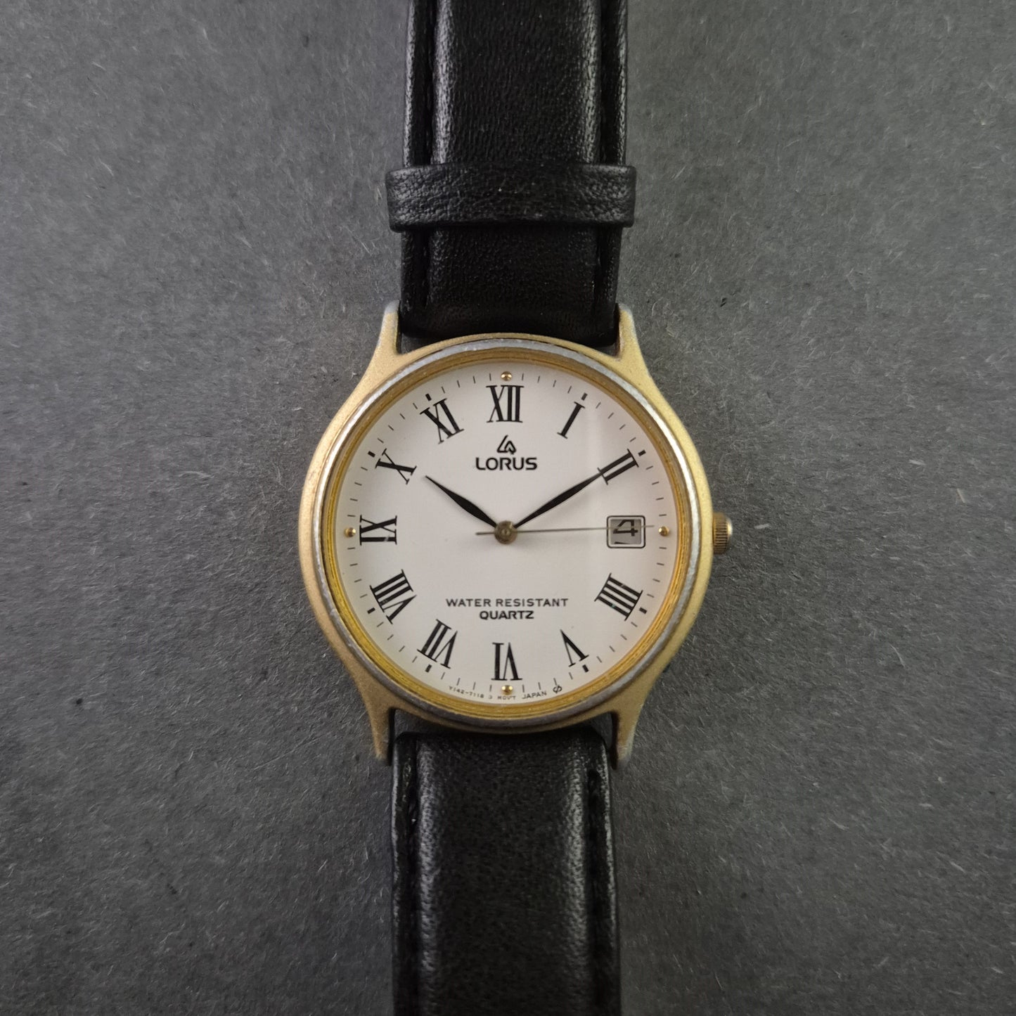 Klassische Lorus Herrenarmbanduhr – Elegantes Design mit römischen Ziffern