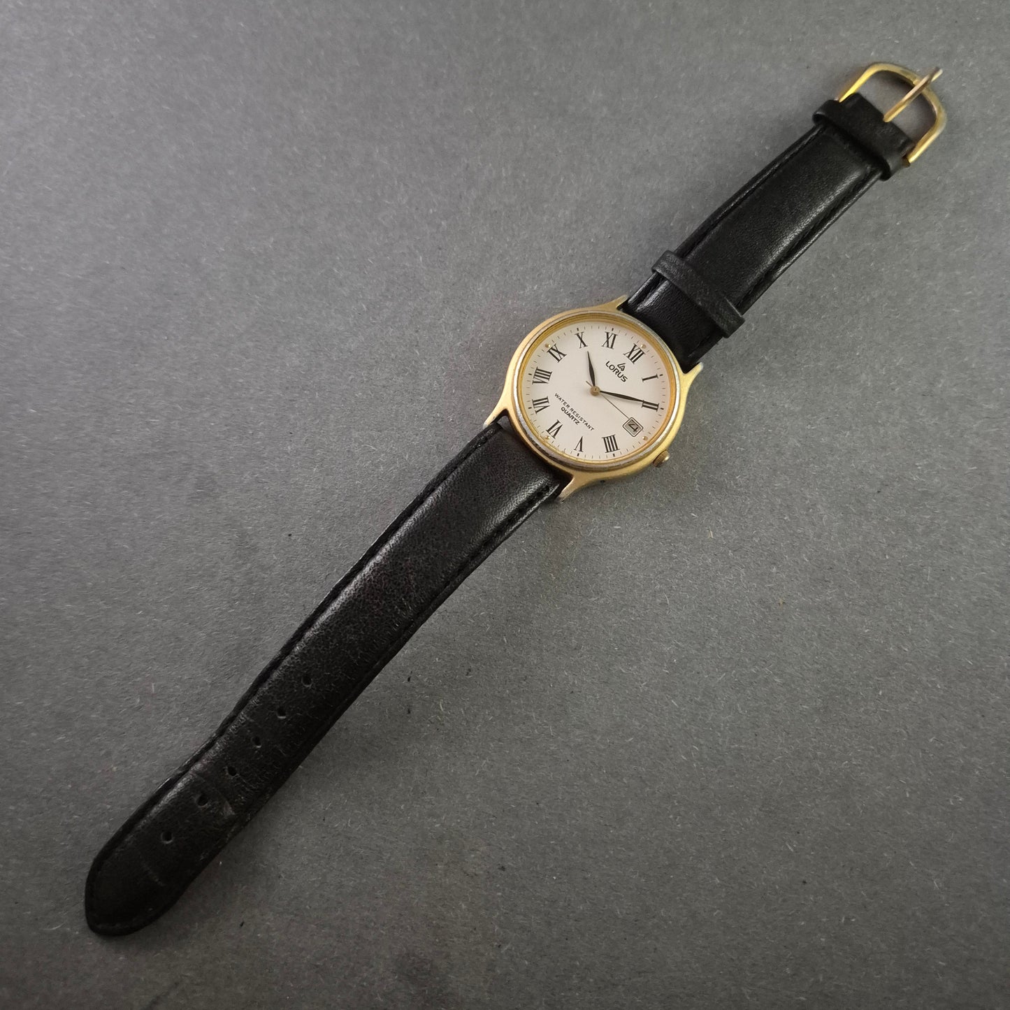 Klassische Lorus Herrenarmbanduhr – Elegantes Design mit römischen Ziffern