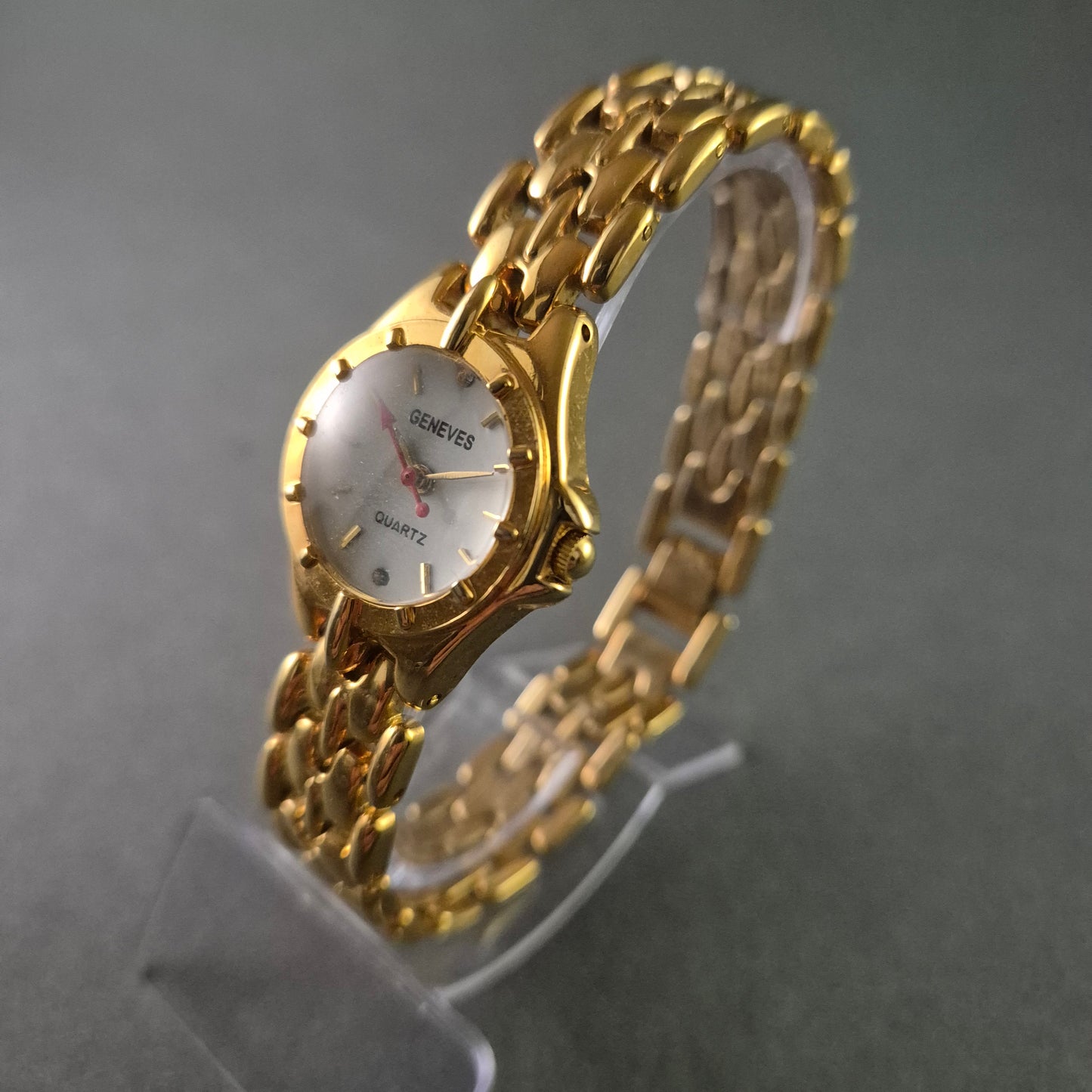 Geneves Damenarmbanduhr – Elegantes, vergoldetes Design