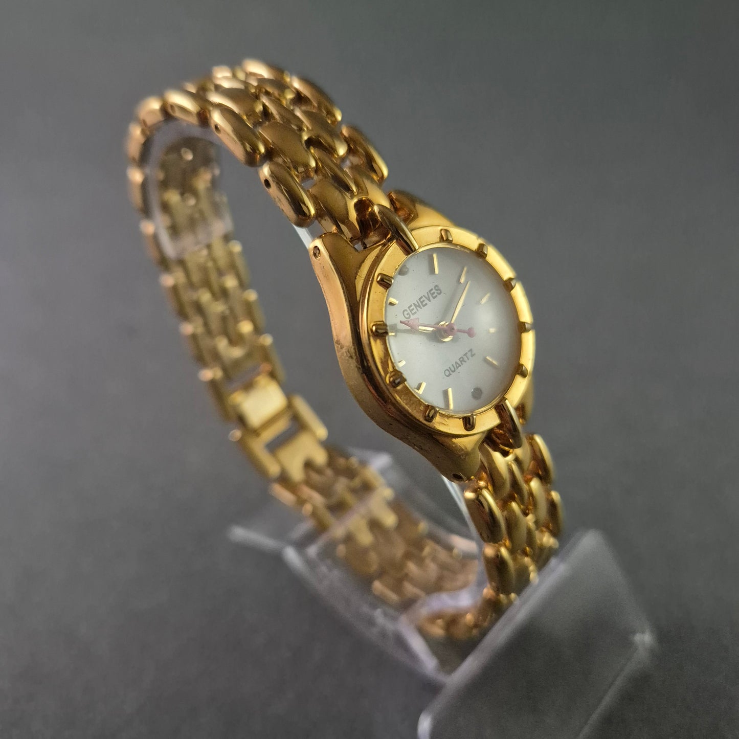 Geneves Damenarmbanduhr – Elegantes, vergoldetes Design