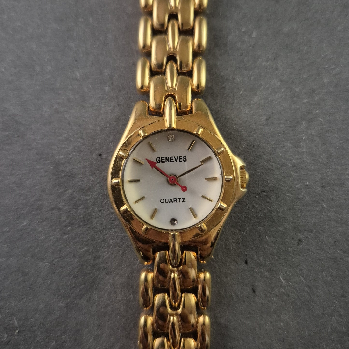 Geneves Damenarmbanduhr – Elegantes, vergoldetes Design