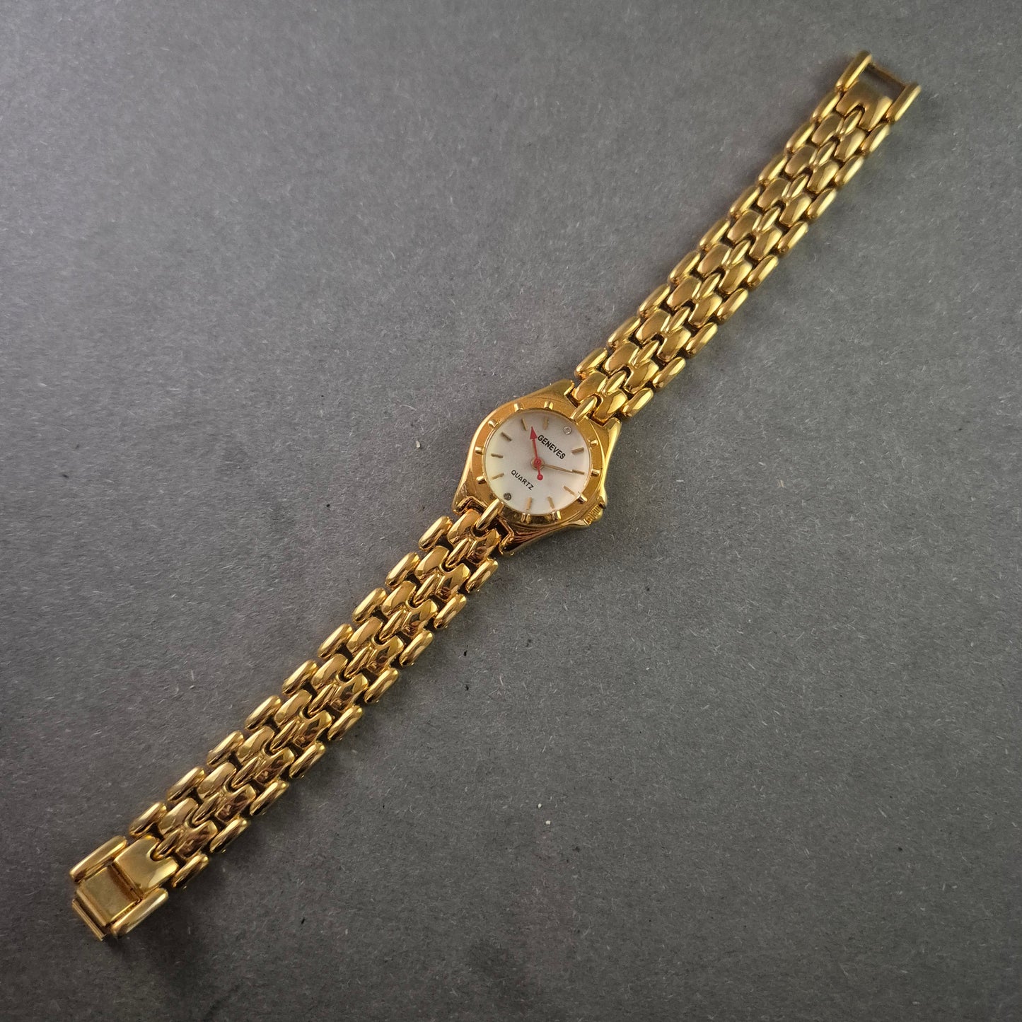 Geneves Damenarmbanduhr – Elegantes, vergoldetes Design