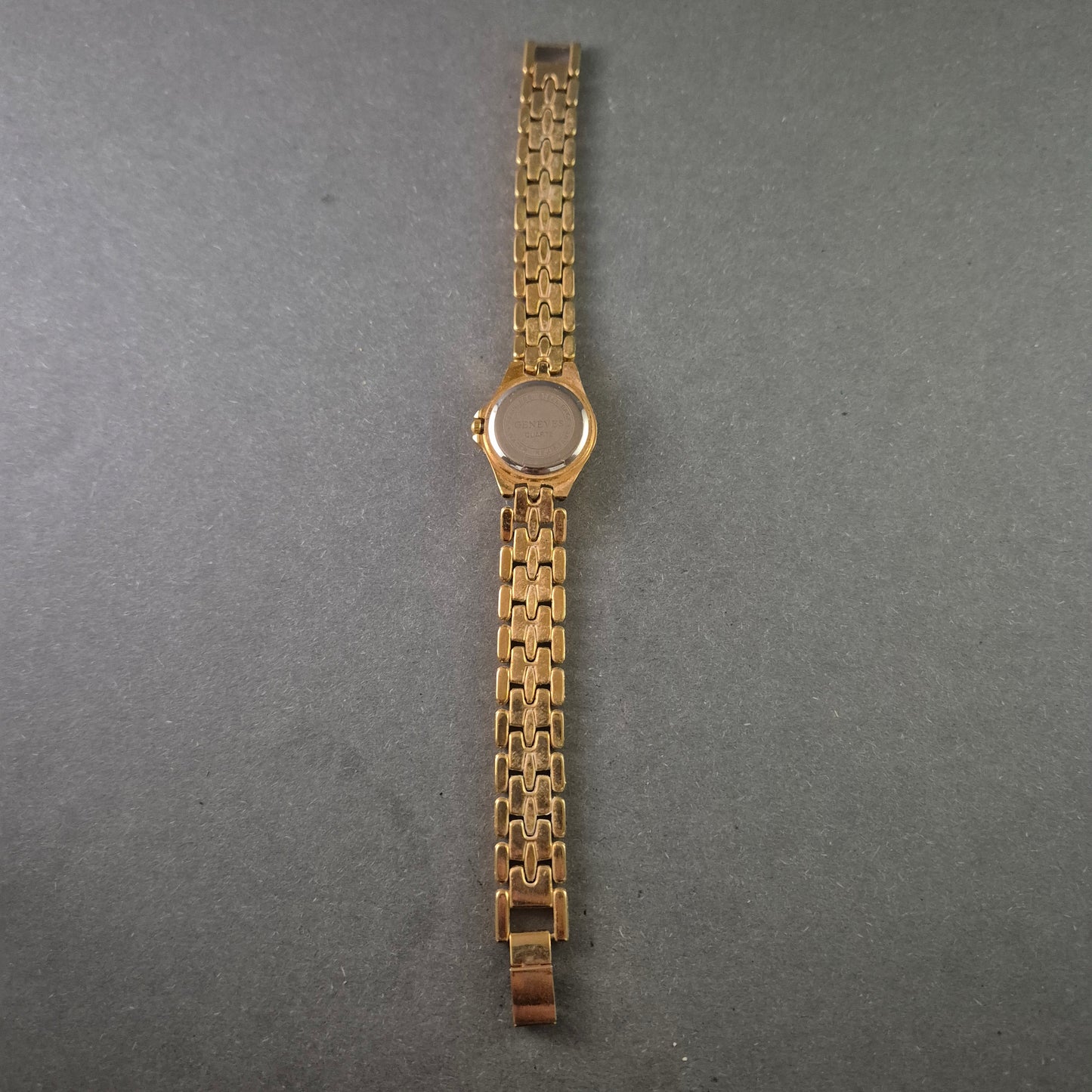 Geneves Damenarmbanduhr – Elegantes, vergoldetes Design