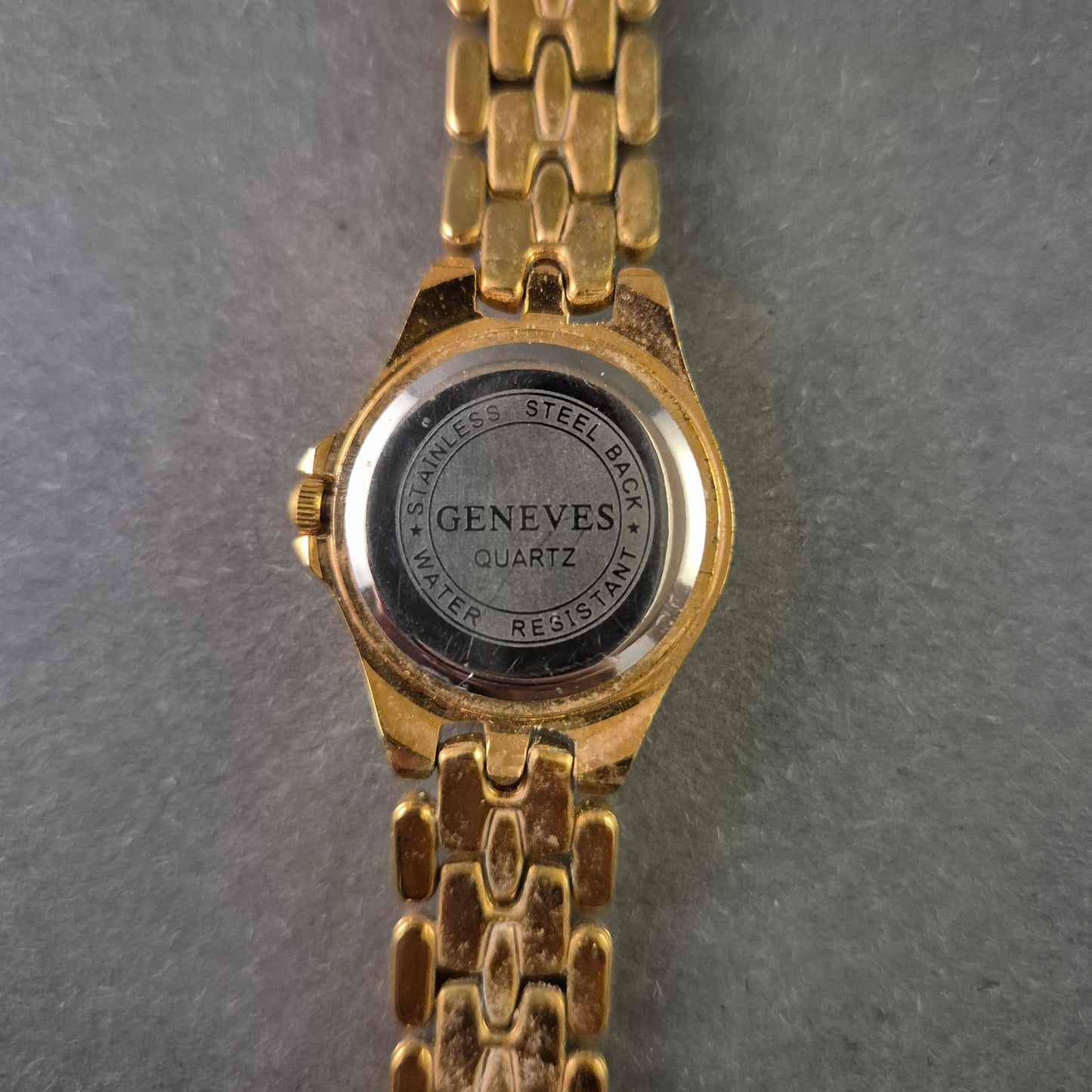 Geneves Damenarmbanduhr – Elegantes, vergoldetes Design