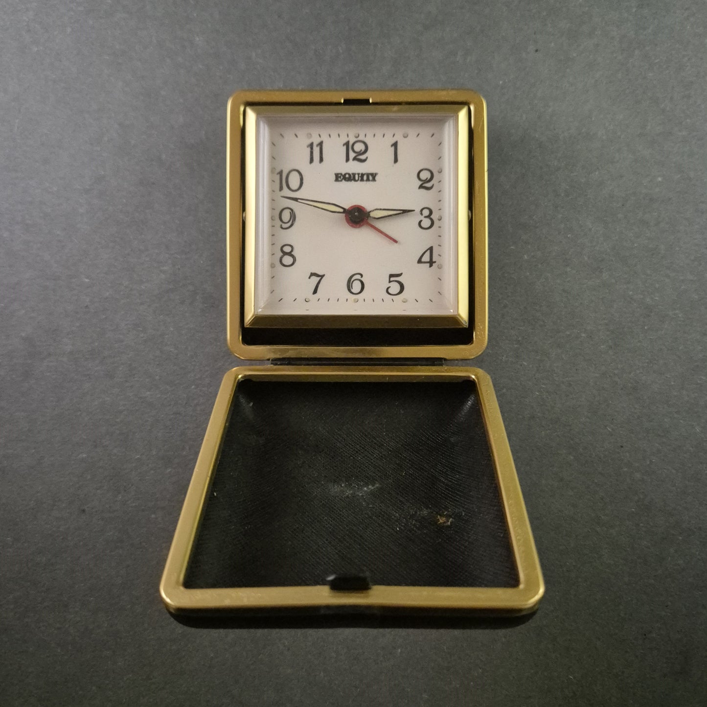 Equity Reisewecker – Klassisches Klappdesign mit Alarmfunktion