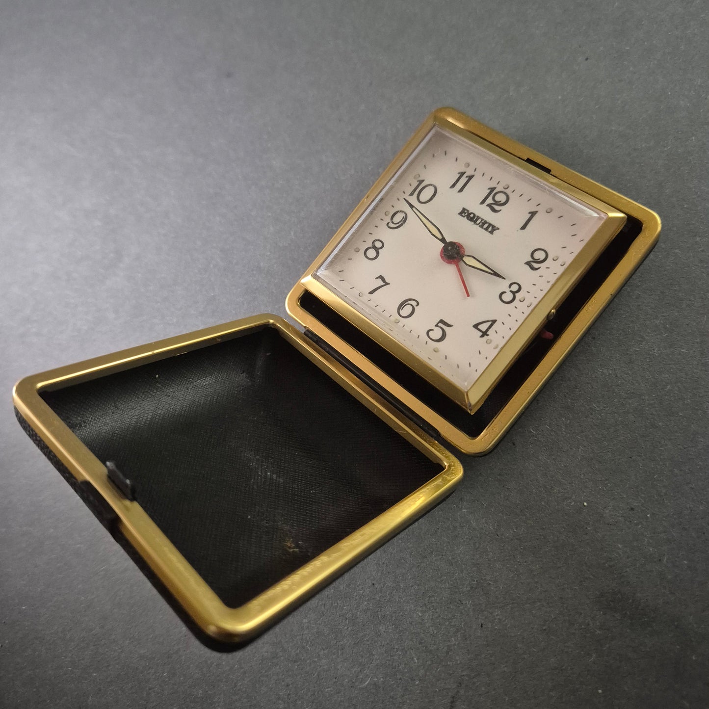 Equity Reisewecker – Klassisches Klappdesign mit Alarmfunktion