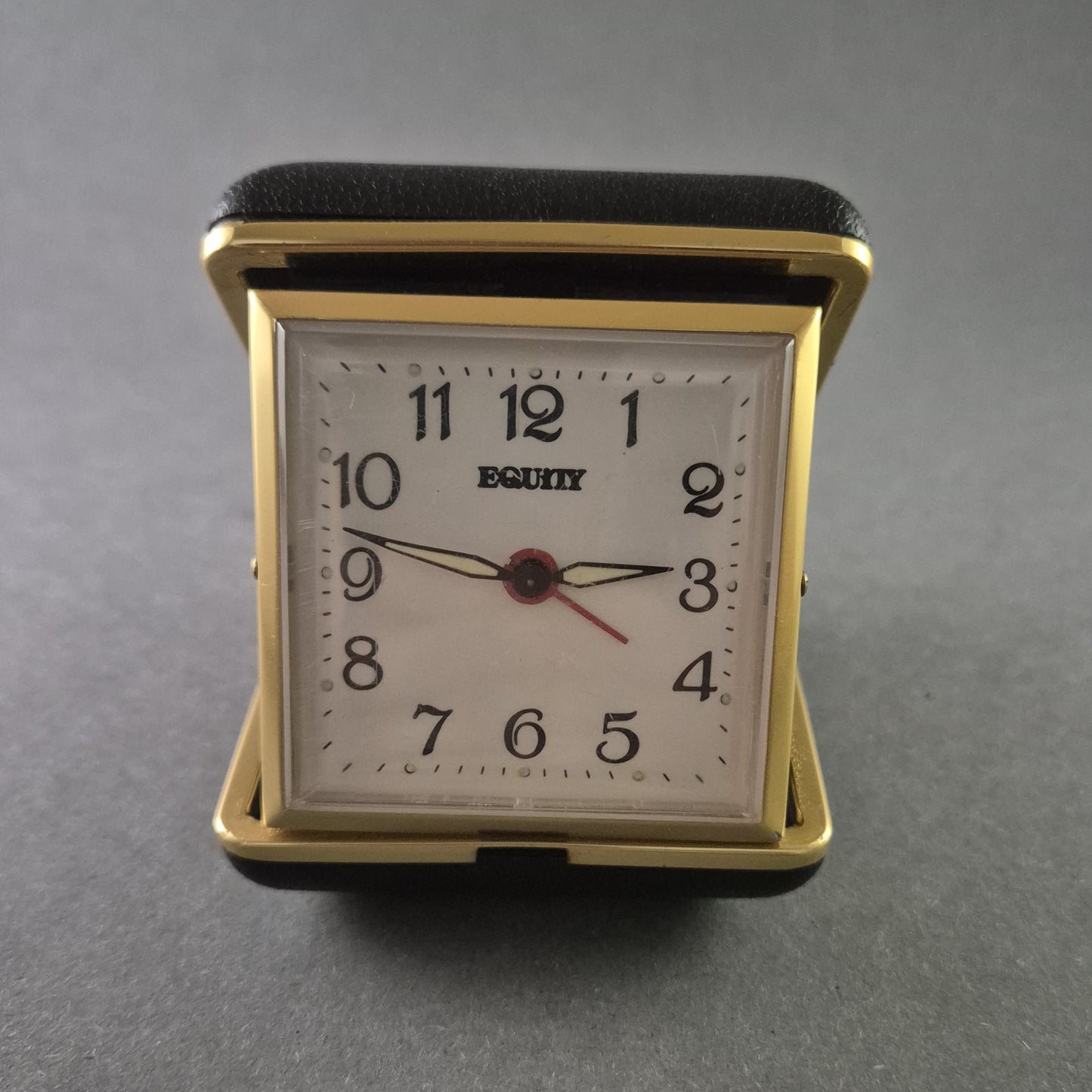 Equity Reisewecker – Klassisches Klappdesign mit Alarmfunktion
