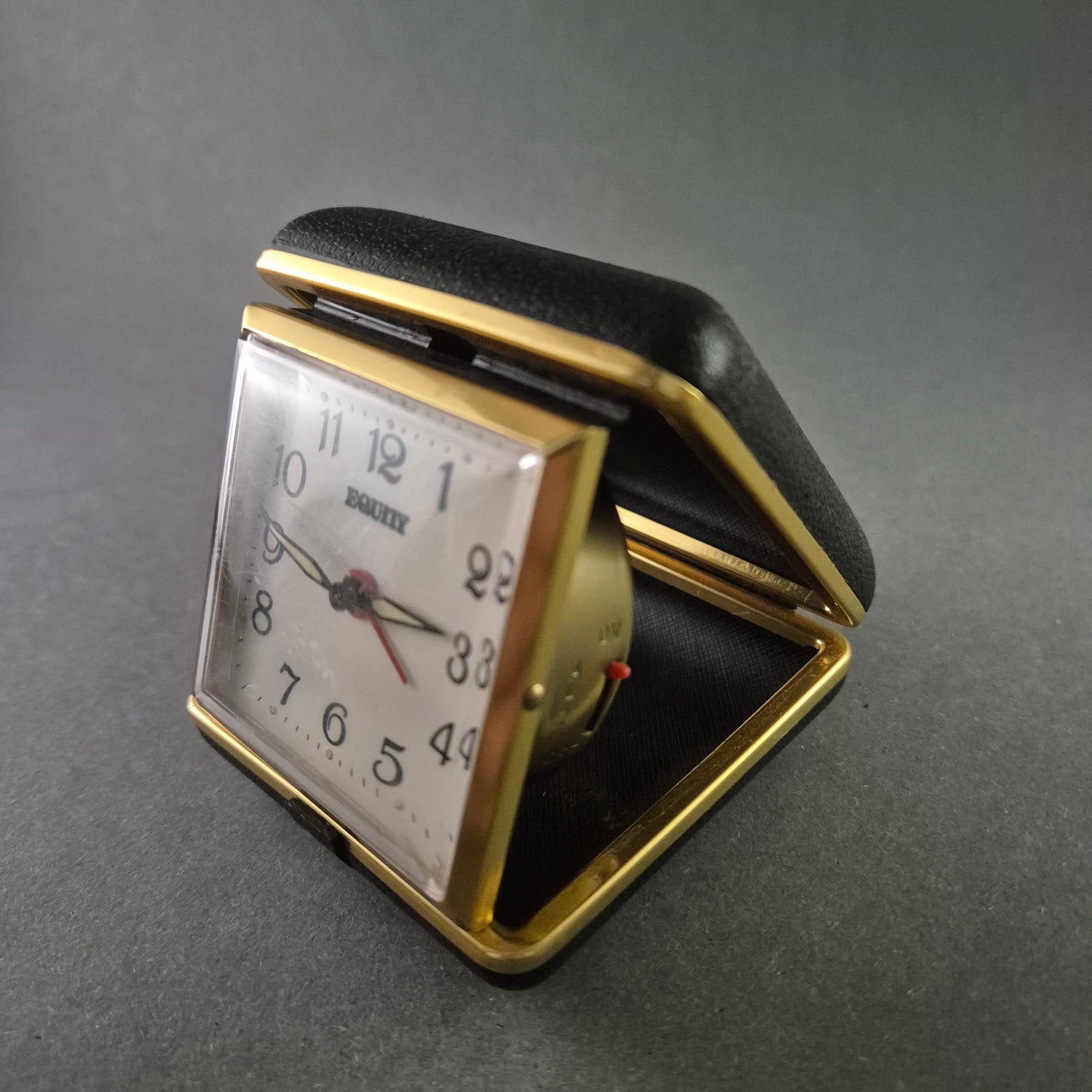 Equity Reisewecker – Klassisches Klappdesign mit Alarmfunktion