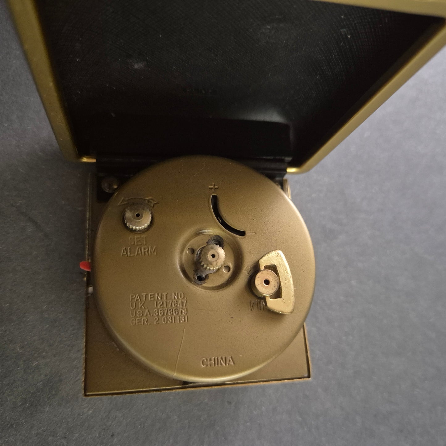 Equity Reisewecker – Klassisches Klappdesign mit Alarmfunktion