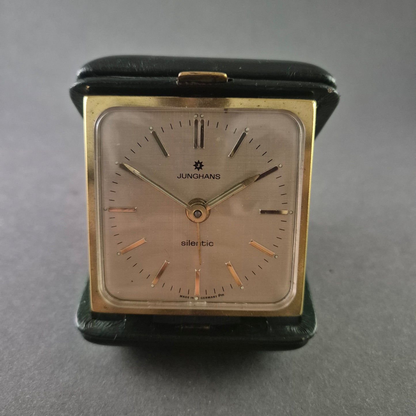 Junghans Silentic Reisewecker – Elegantes Vintage-Design mit Klappmechanismus